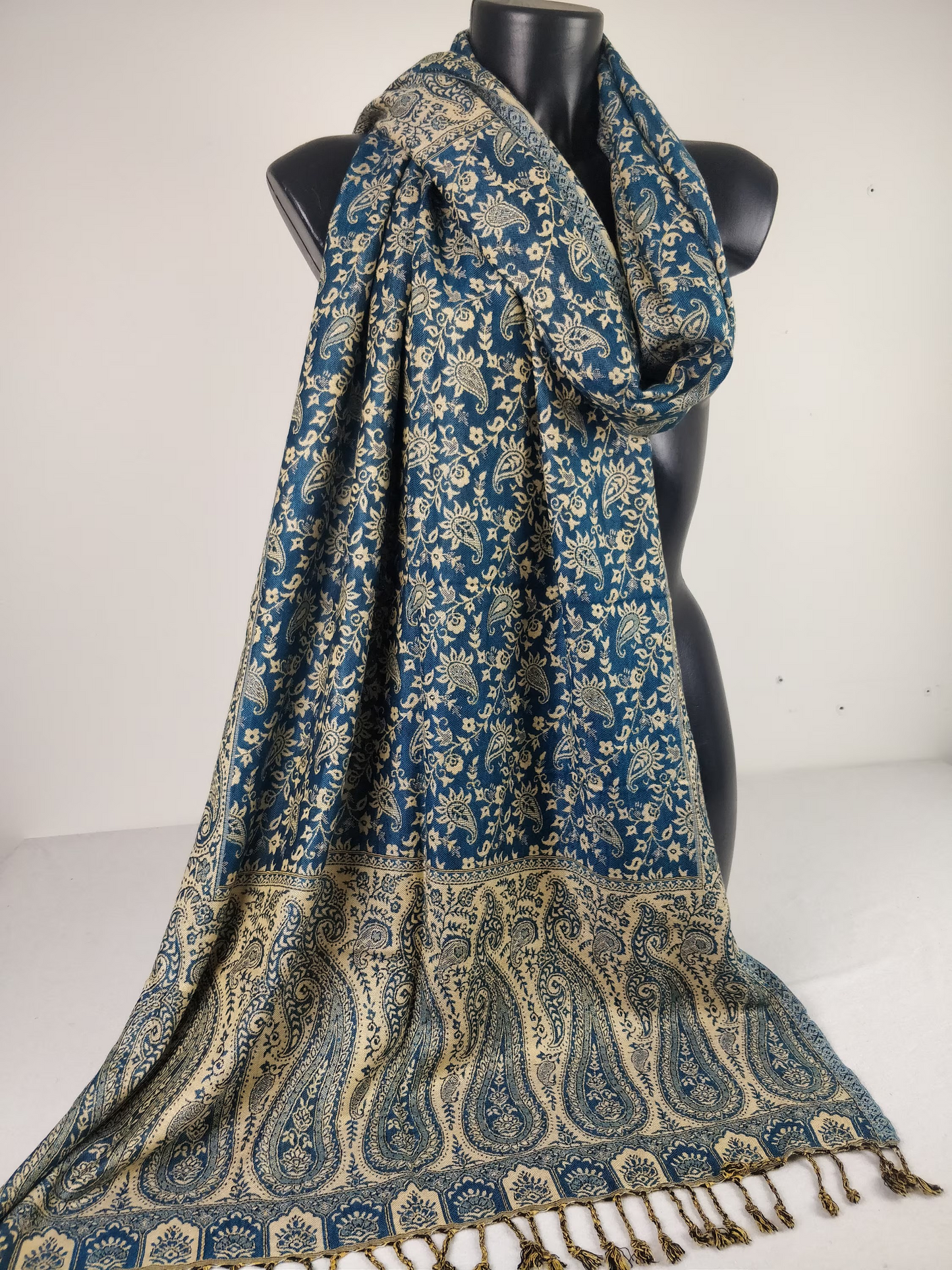 Pashmina réversible Sankya en viscose. Echarpe aux motifs paisley bleu.