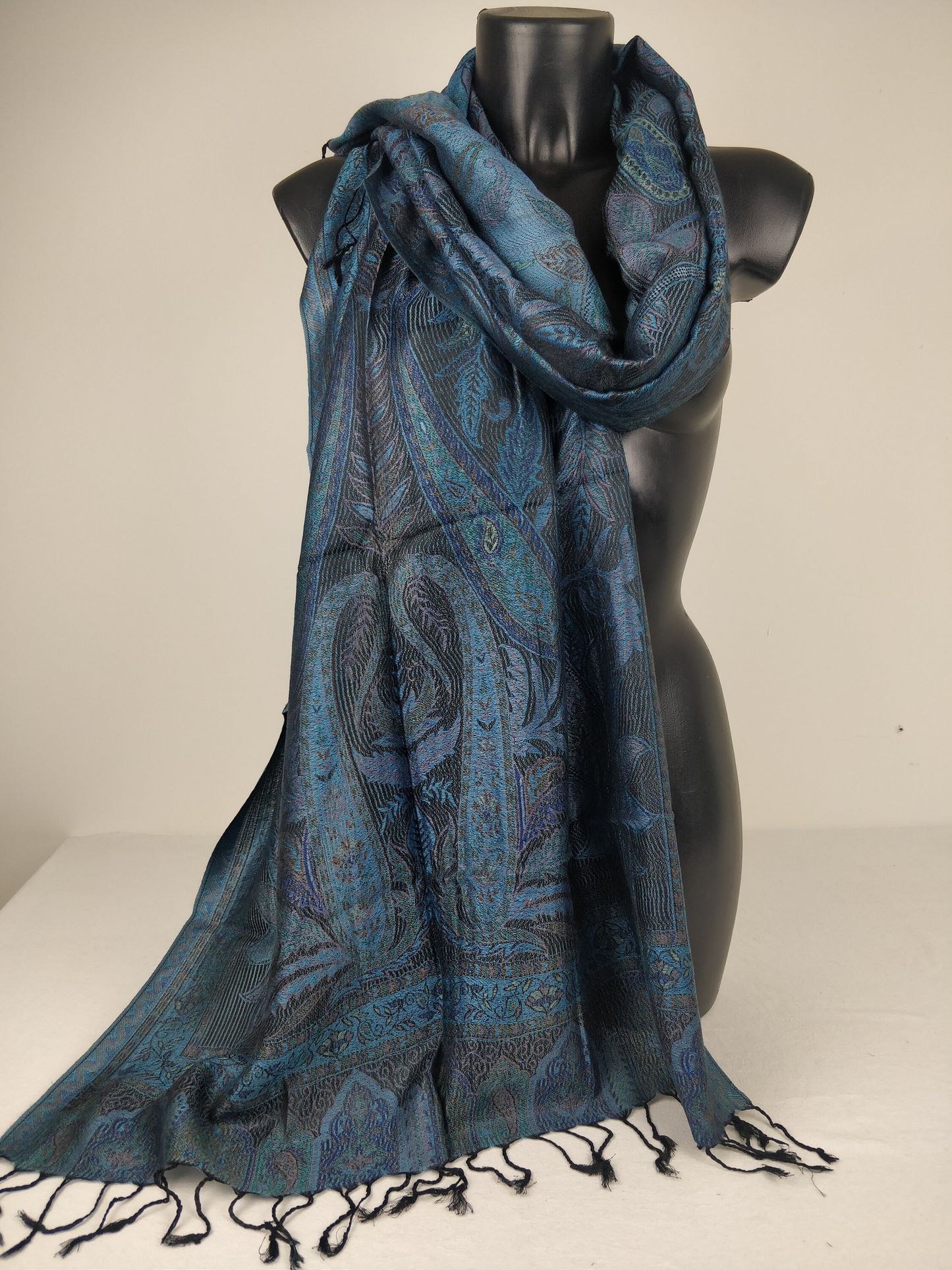 Wende-Mangal-Pashmina aus Modal/Seide. Schwarzes, blaues und lila Paisley-Muster.