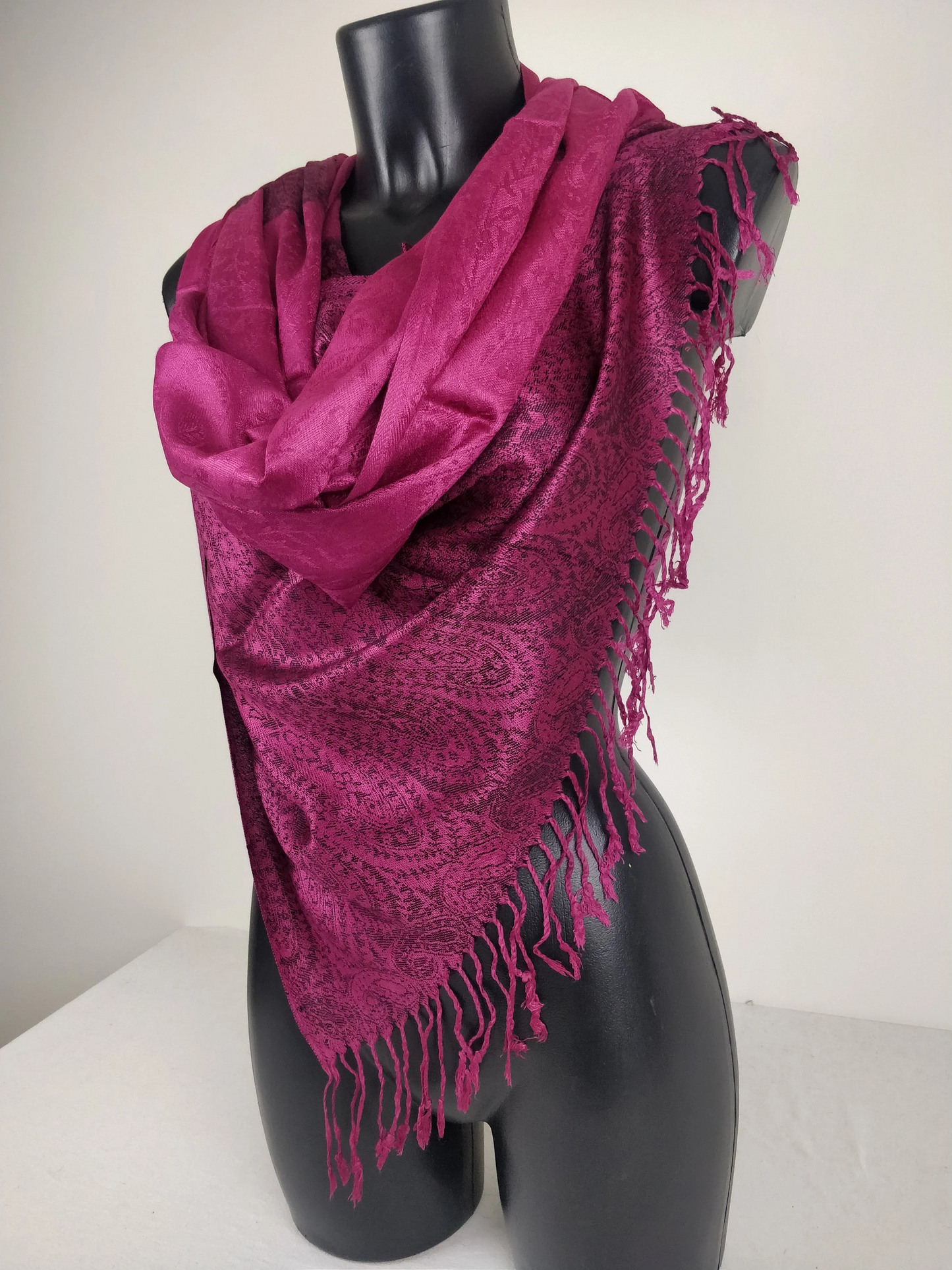 Zweifarbiger Vaisana-Pashmina aus Viskose. Braunes Paisley-Muster.