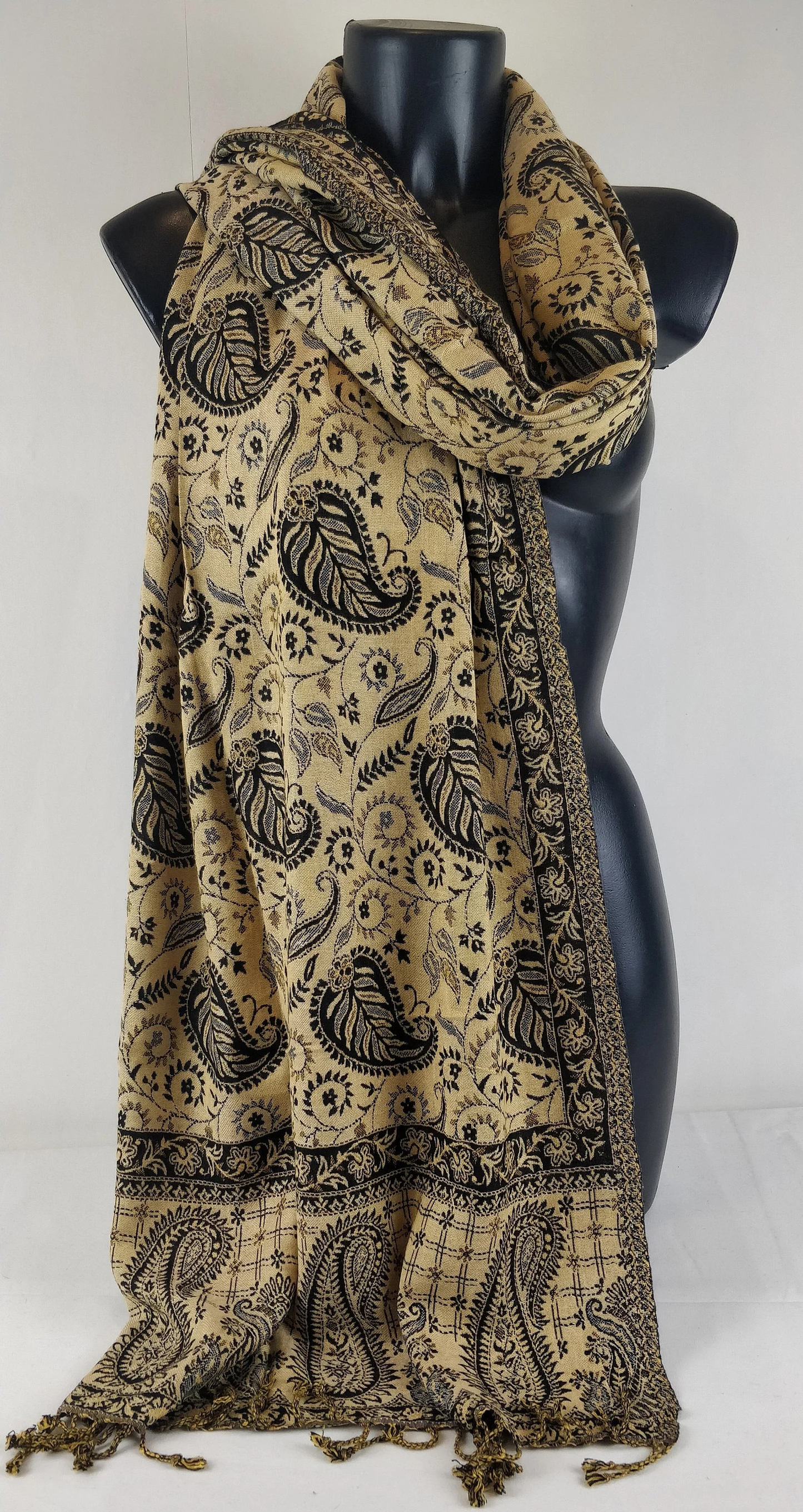 Pashmina Asoha réversible en viscose. Echarpe aux motifs paisley noir.