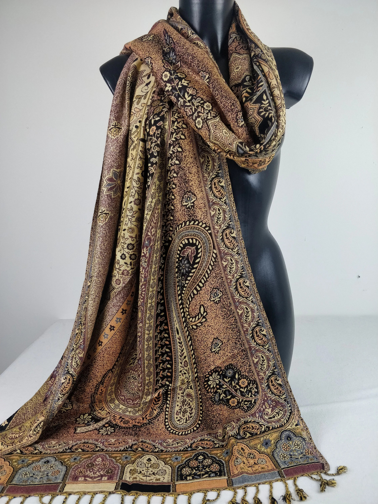 Pashmina vintage Hantra en viscose. Echarpe réversible aux motifs ethnique noir, violet et crème