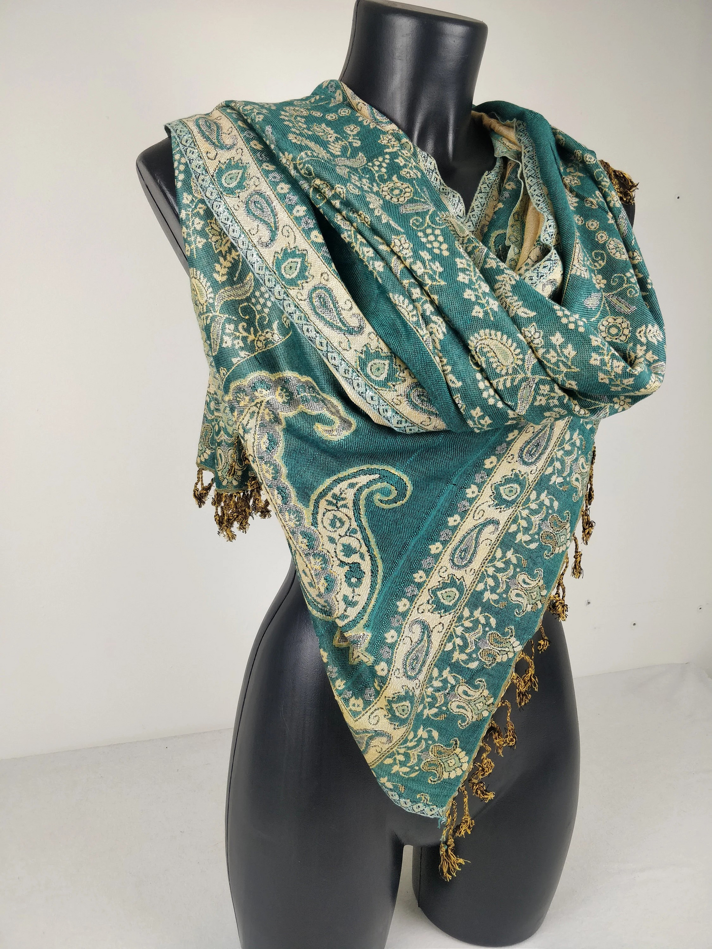 Wendbarer Pashmina Riyan aus Viskose. Blaues und cremefarbenes Paisley-Muster.