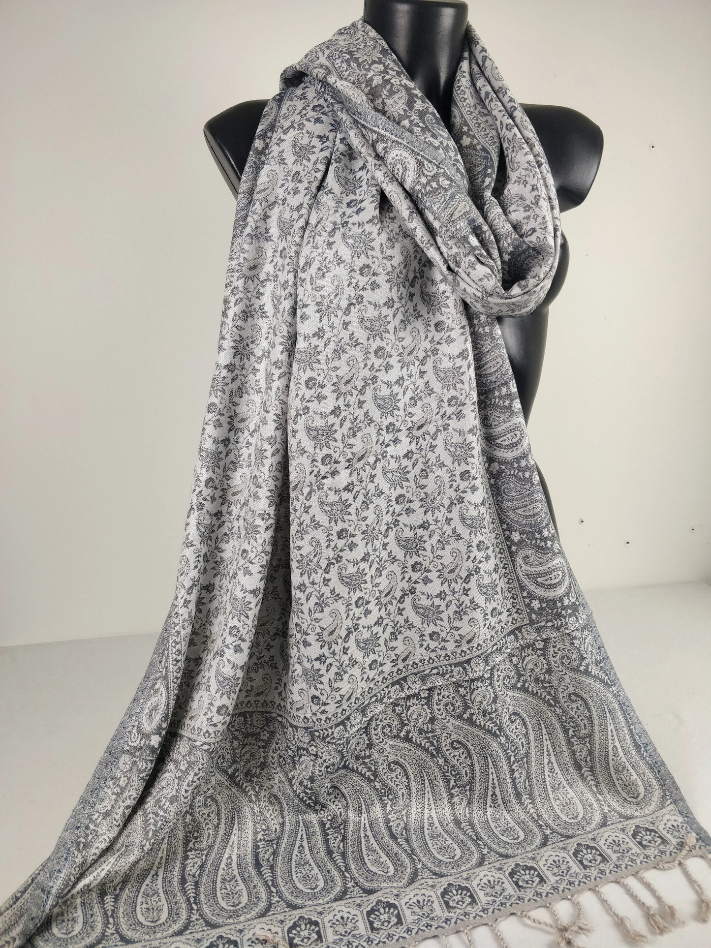 Sankya Wende-Pashmina aus Viskose. Weißer und grauer Schal mit Paisleymuster.