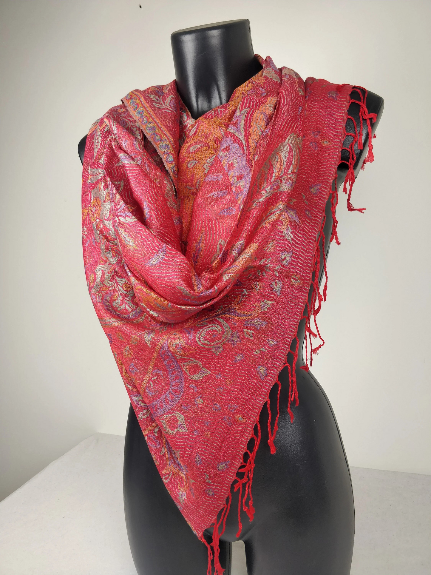 Pashmina Mangal réversible en modal / soie. Echarpe motif fleuri rouge.