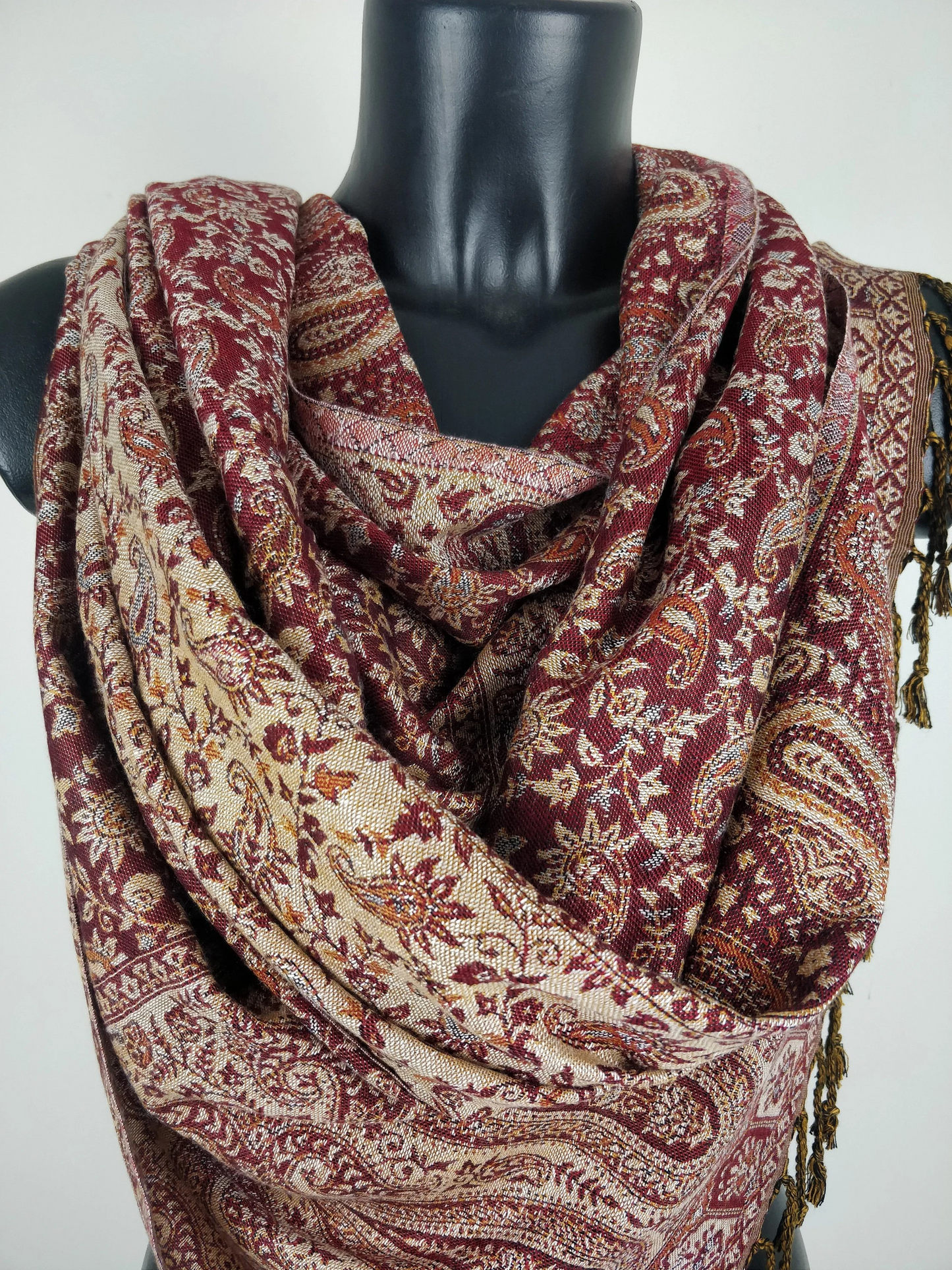 Pashmina réversible Sankya en viscose. Echarpe aux motifs paisley marron.