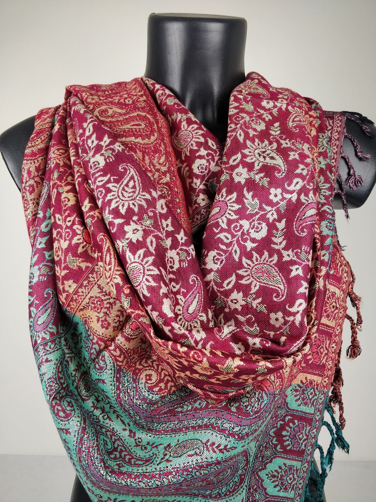 Pashmina réversible multicolore Sankya en viscose. Echarpe aux motifs paisley tons fuchsia.