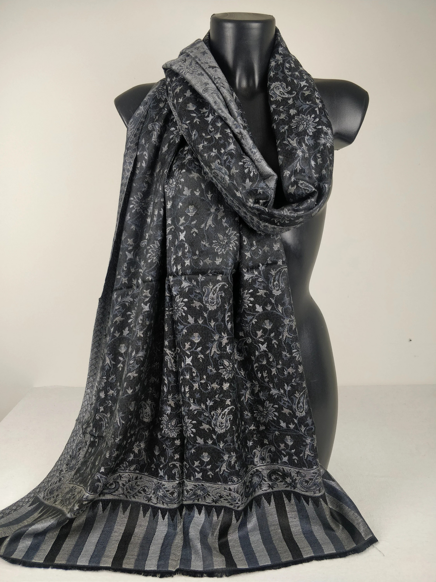 Pashmina Anjana réversible en modal. Echarpe motif paisley noir et gris.