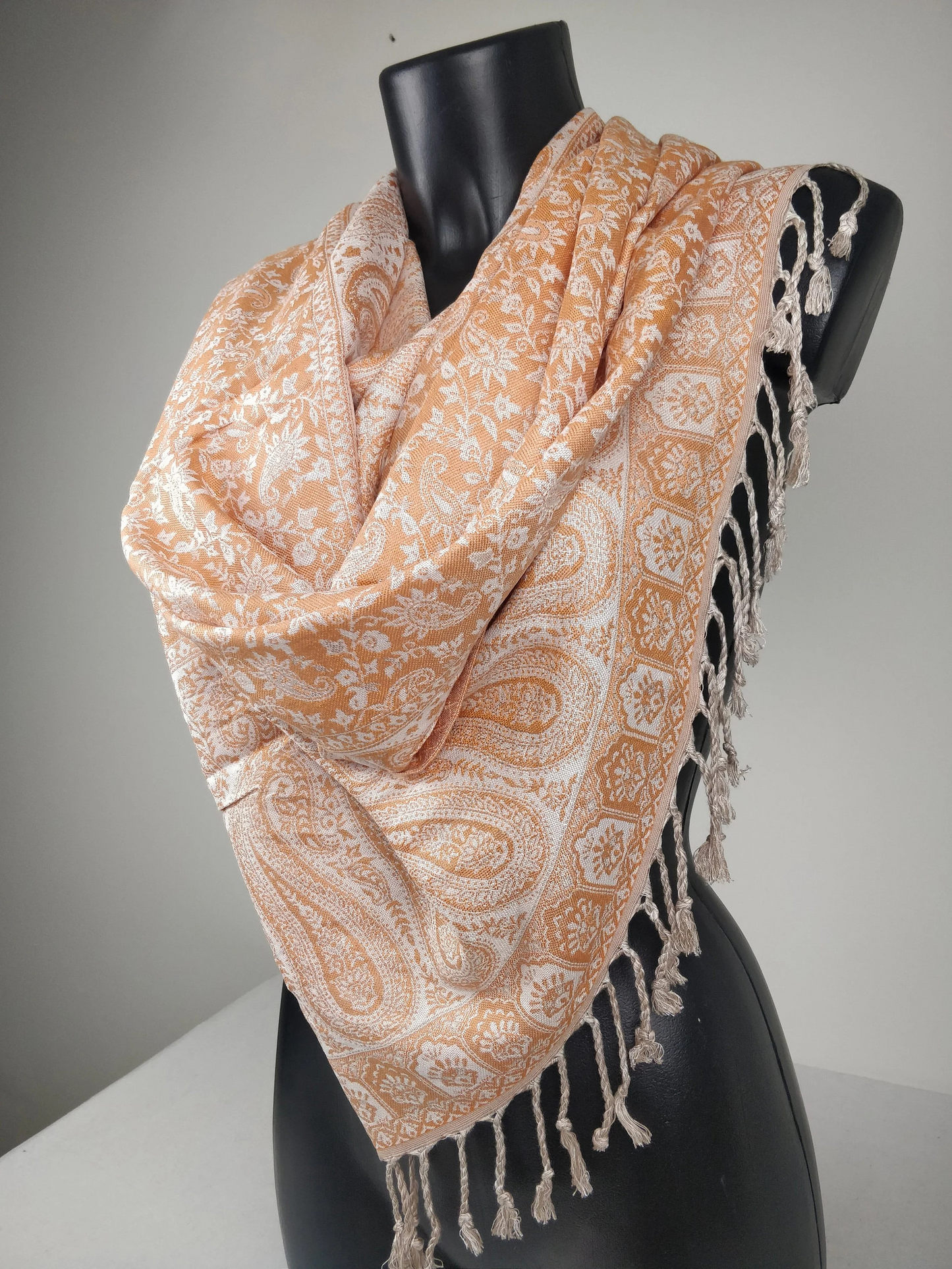 Sankya Wende-Pashmina aus Viskose. Orangefarbenes Paisley-Muster.