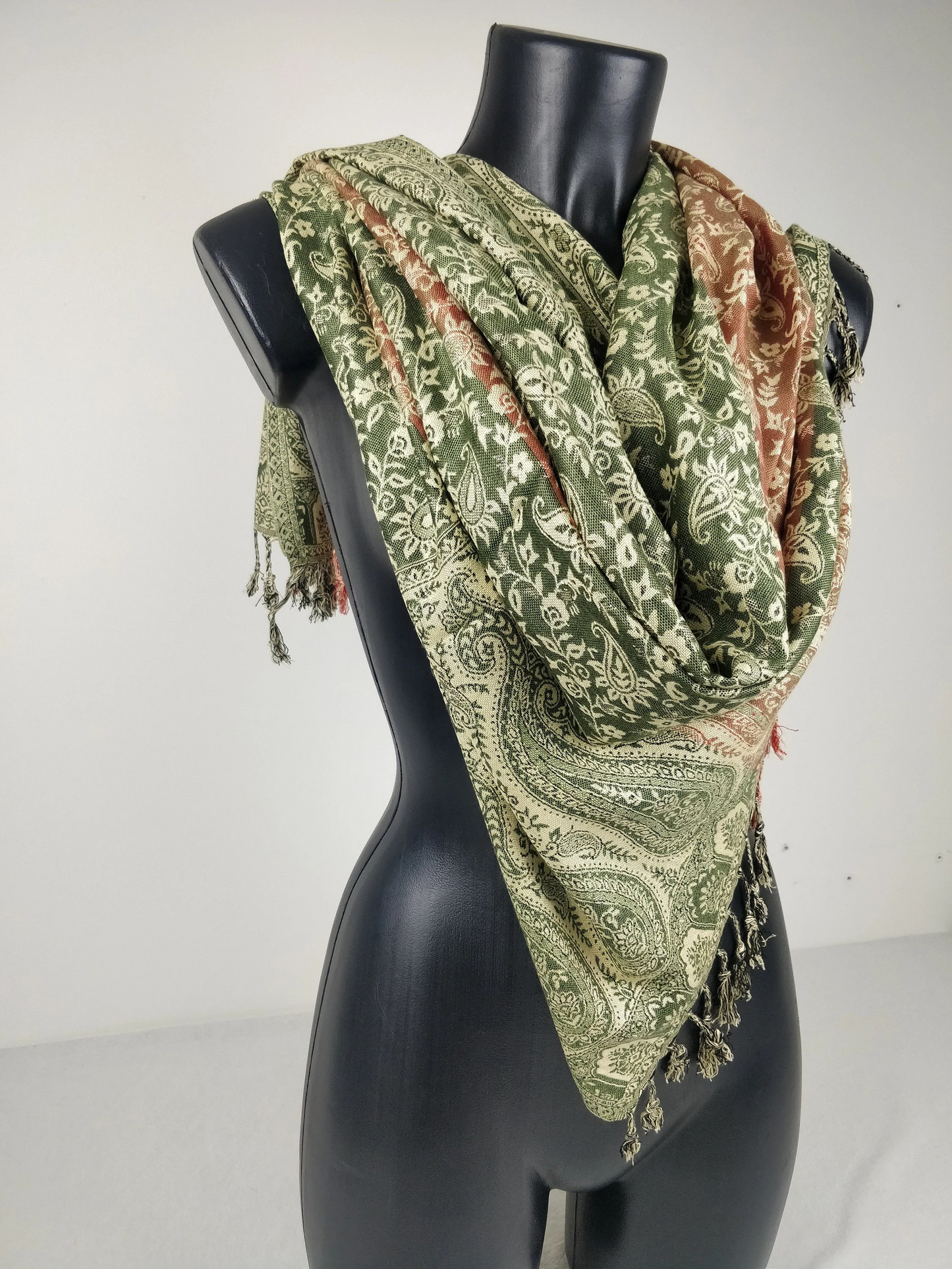 Pashmina réversible multicolore Sankya en viscose. Echarpe aux motifs paisley.