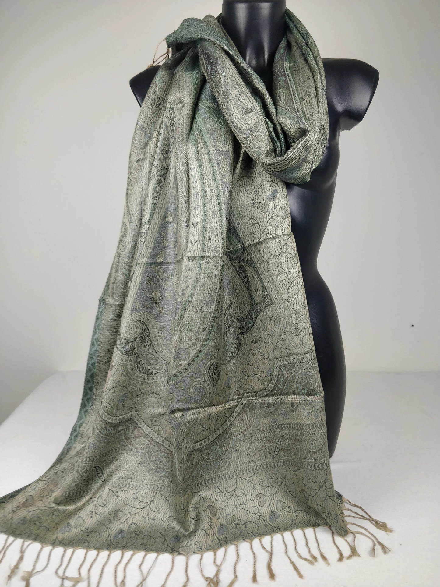 Pashmina Mangal réversible en modal / soie. Echarpe motif paisley vert.