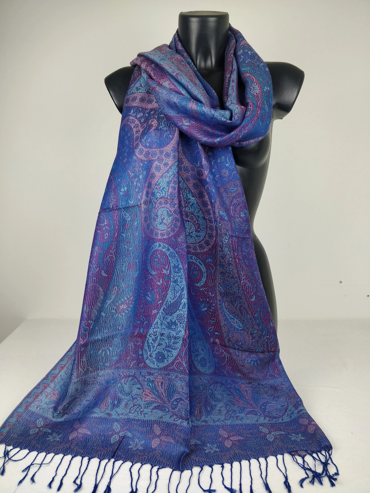 Pashmina Mangal réversible en modal / soie. Echarpe aux motifs paisley bleu.