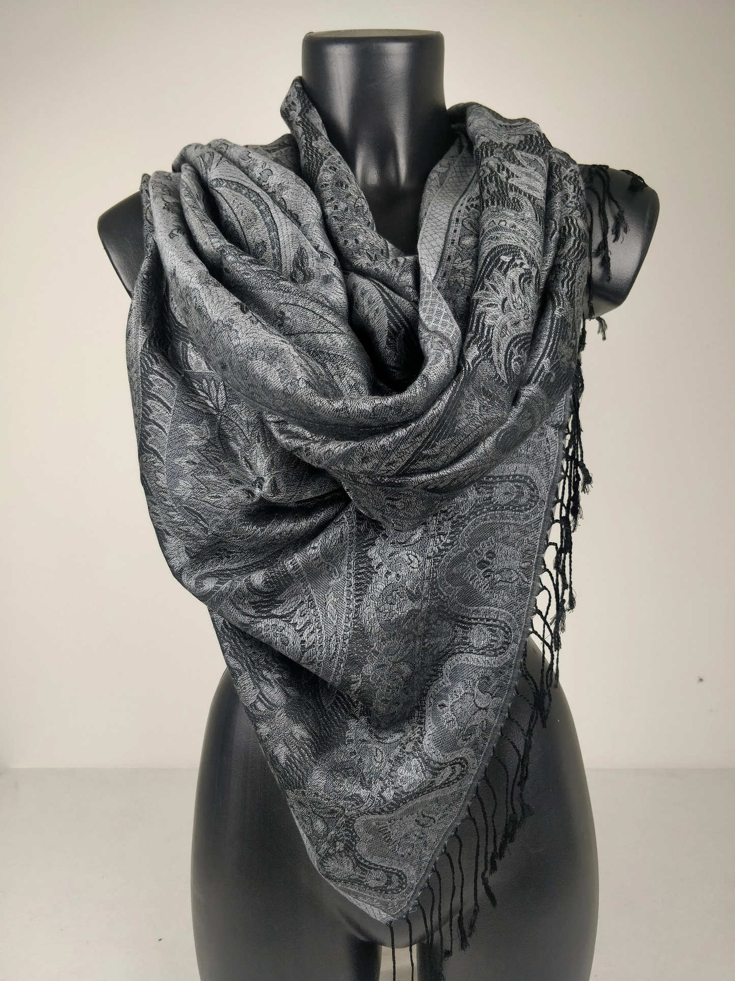 Pashmina Mangal réversible en modal / soie. Echarpe motif paisley noir.