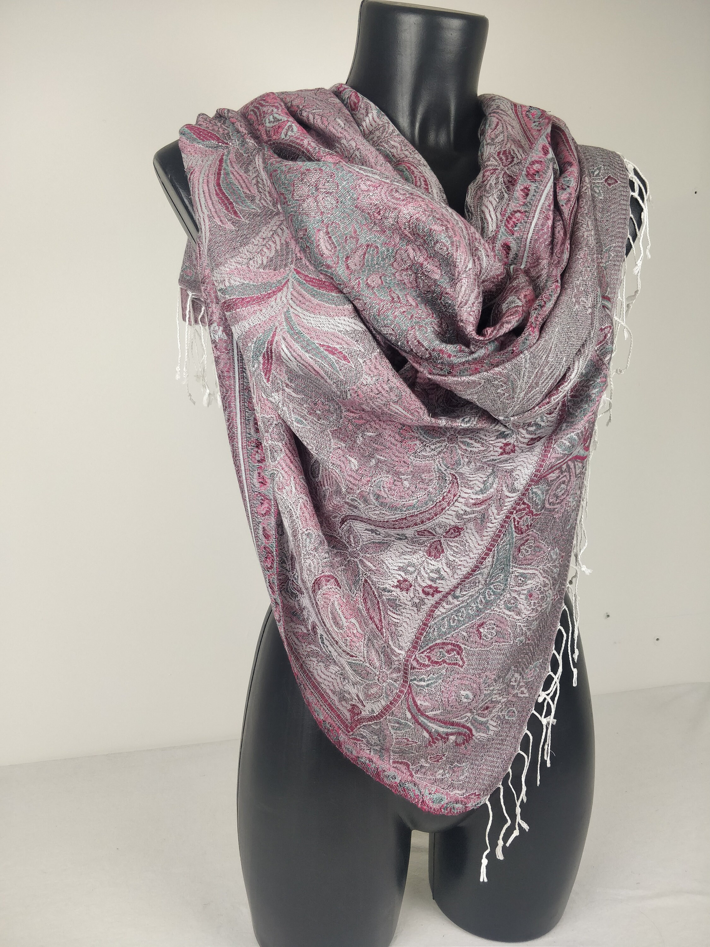 Pashmina Mangal réversible en modal / soie. Echarpe aux motifs paisley rose.