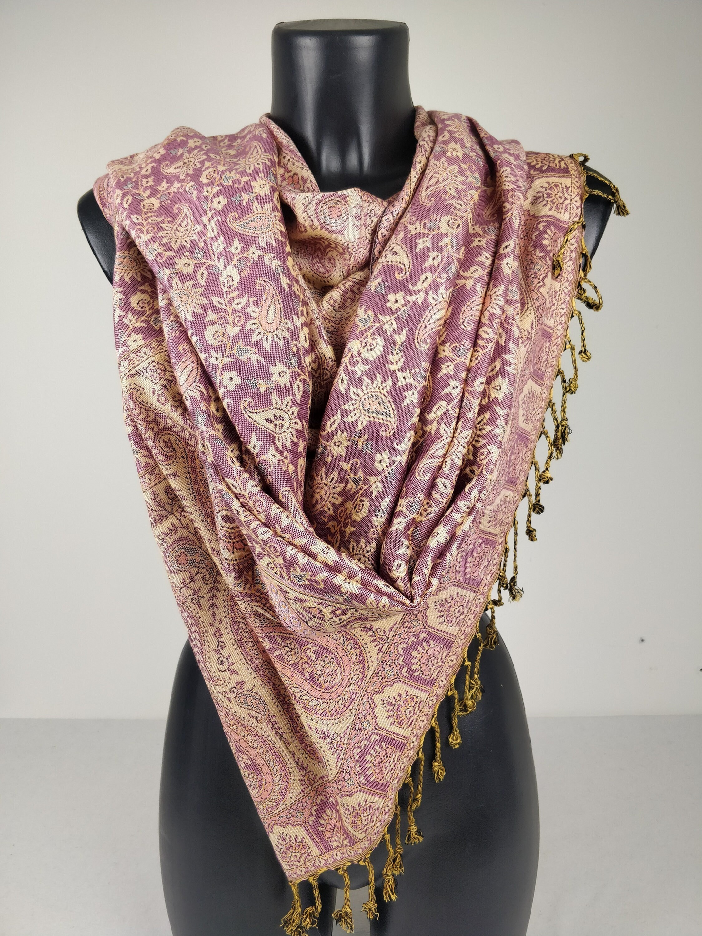 Pashmina réversible Sankya en viscose. Echarpe motif paisley violet.