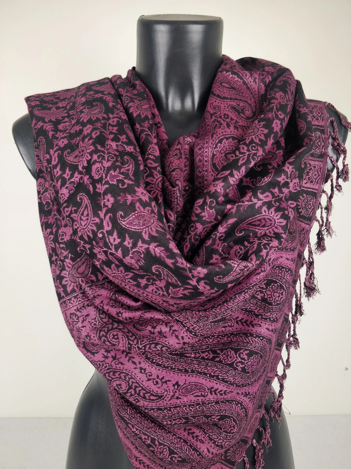 Pashmina réversible Sankya en viscose. Echarpe aux motifs paisley violet et noir.