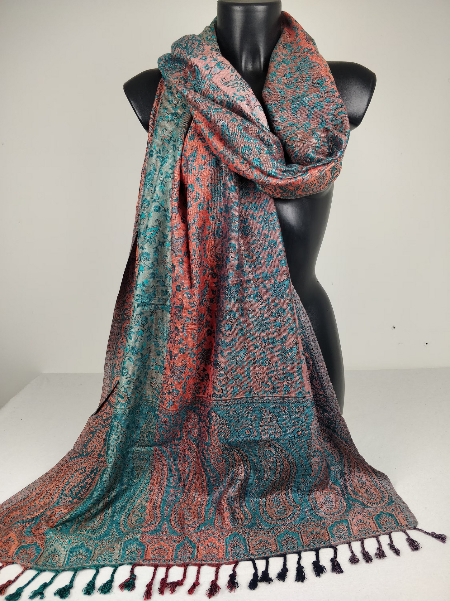 Mehrfarbiger Sankya Wende-Pashmina aus Viskose. Blaues und lachsfarbenes Paisley-Muster.