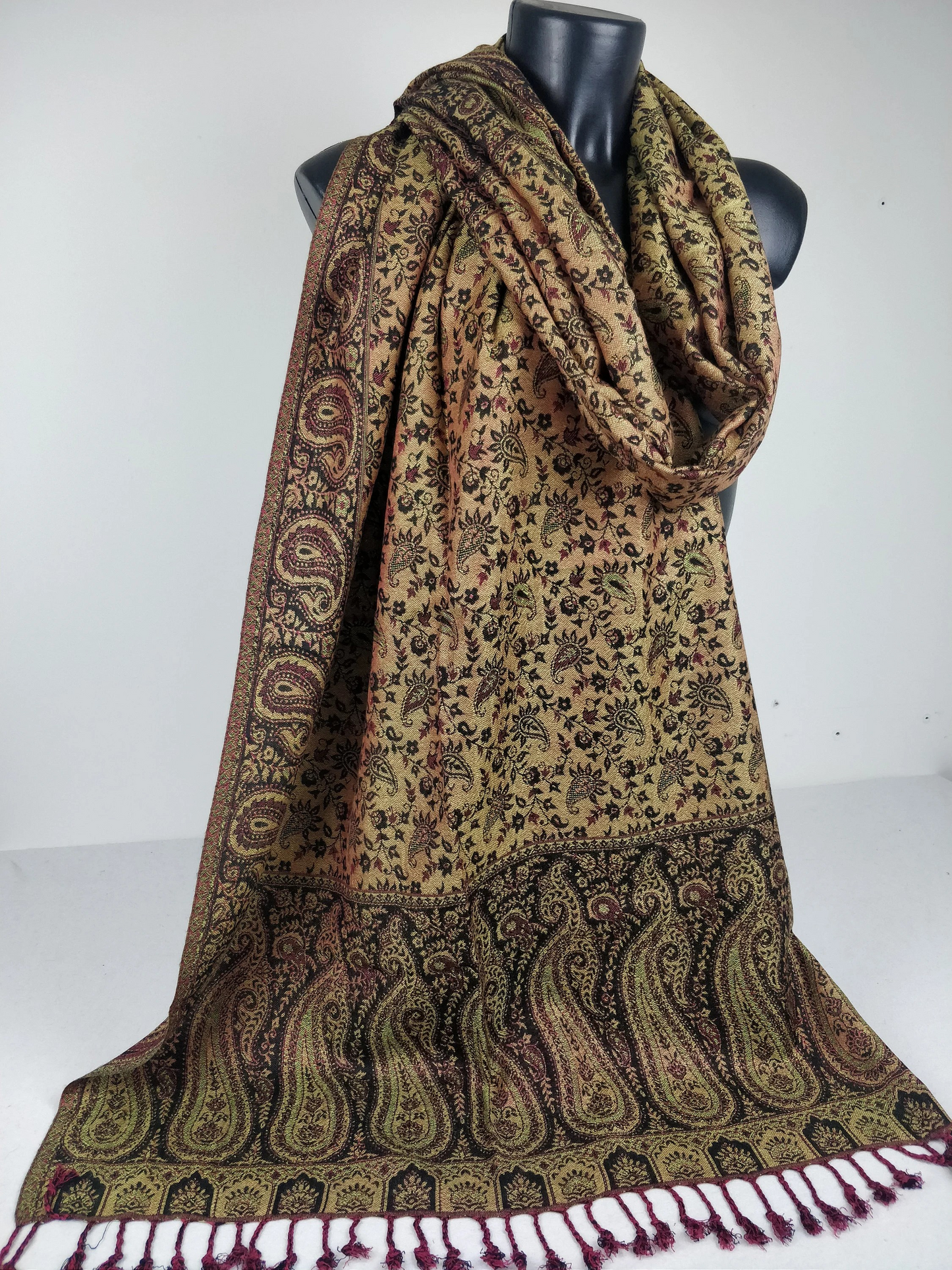 Sankya Wende-Pashmina aus Viskose. Schwarzer, grüner und roter Schal mit Paisleymuster.