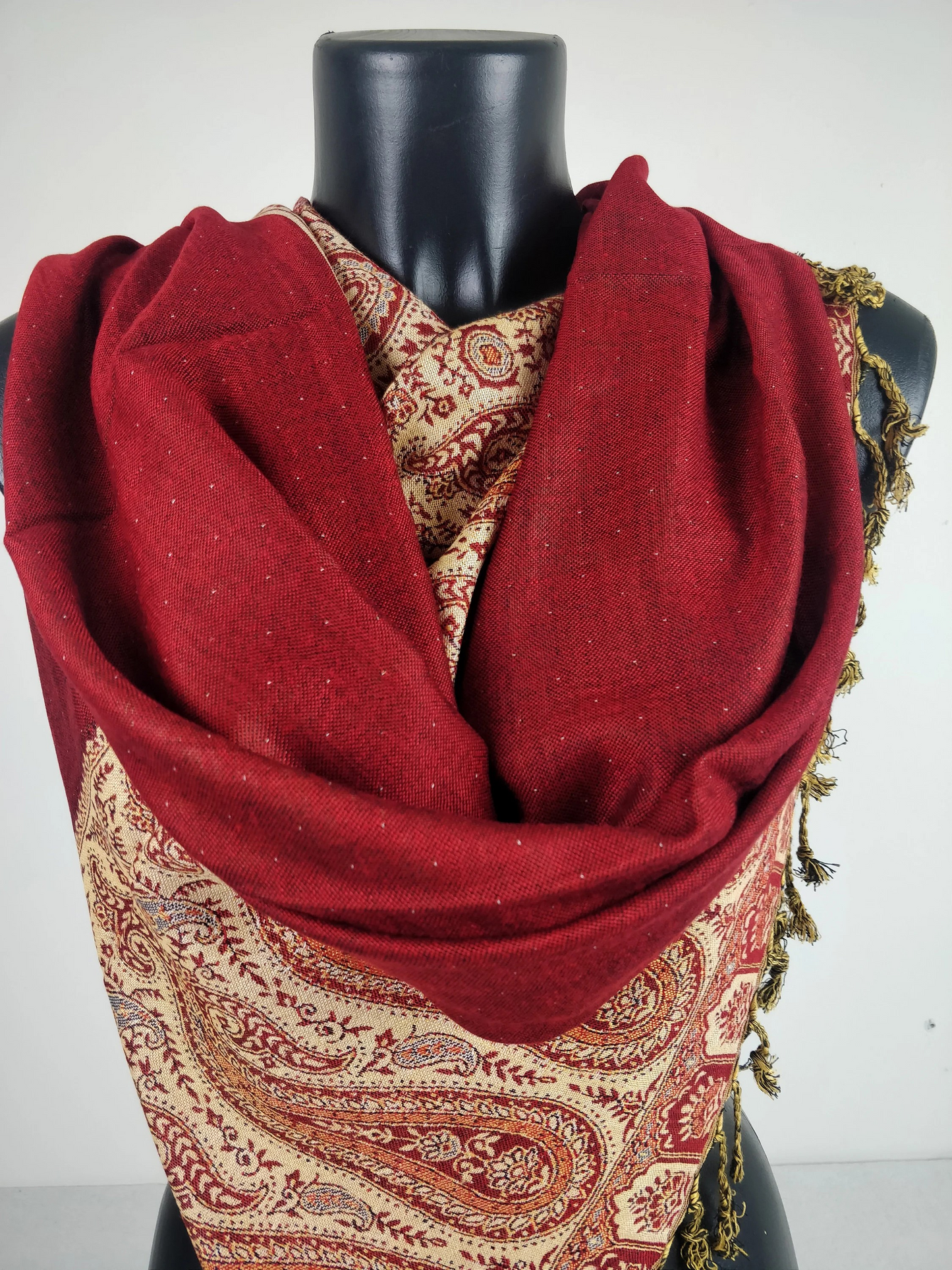 Pashmina Helak réversible en viscose. Echarpe motifs paisley rouge et crème.