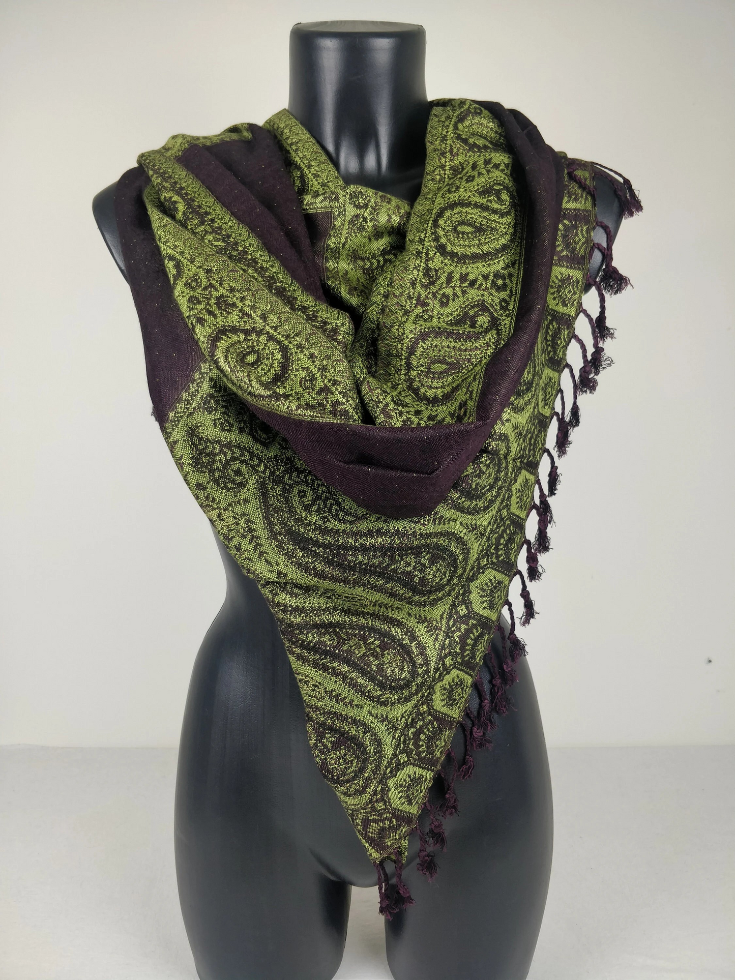 Pashmina Helak réversible en viscose. Echarpe motifs paisley marron et vert.