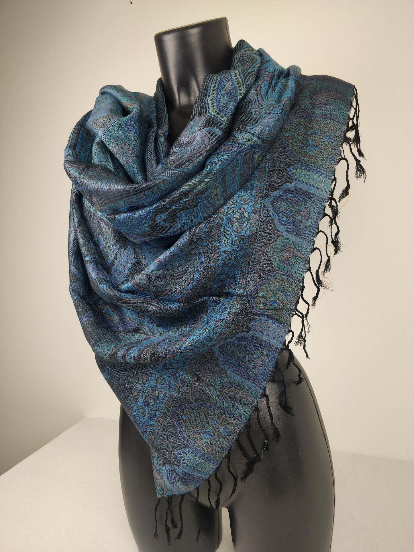 Wende-Mangal-Pashmina aus Modal/Seide. Schwarzes, blaues und lila Paisley-Muster.