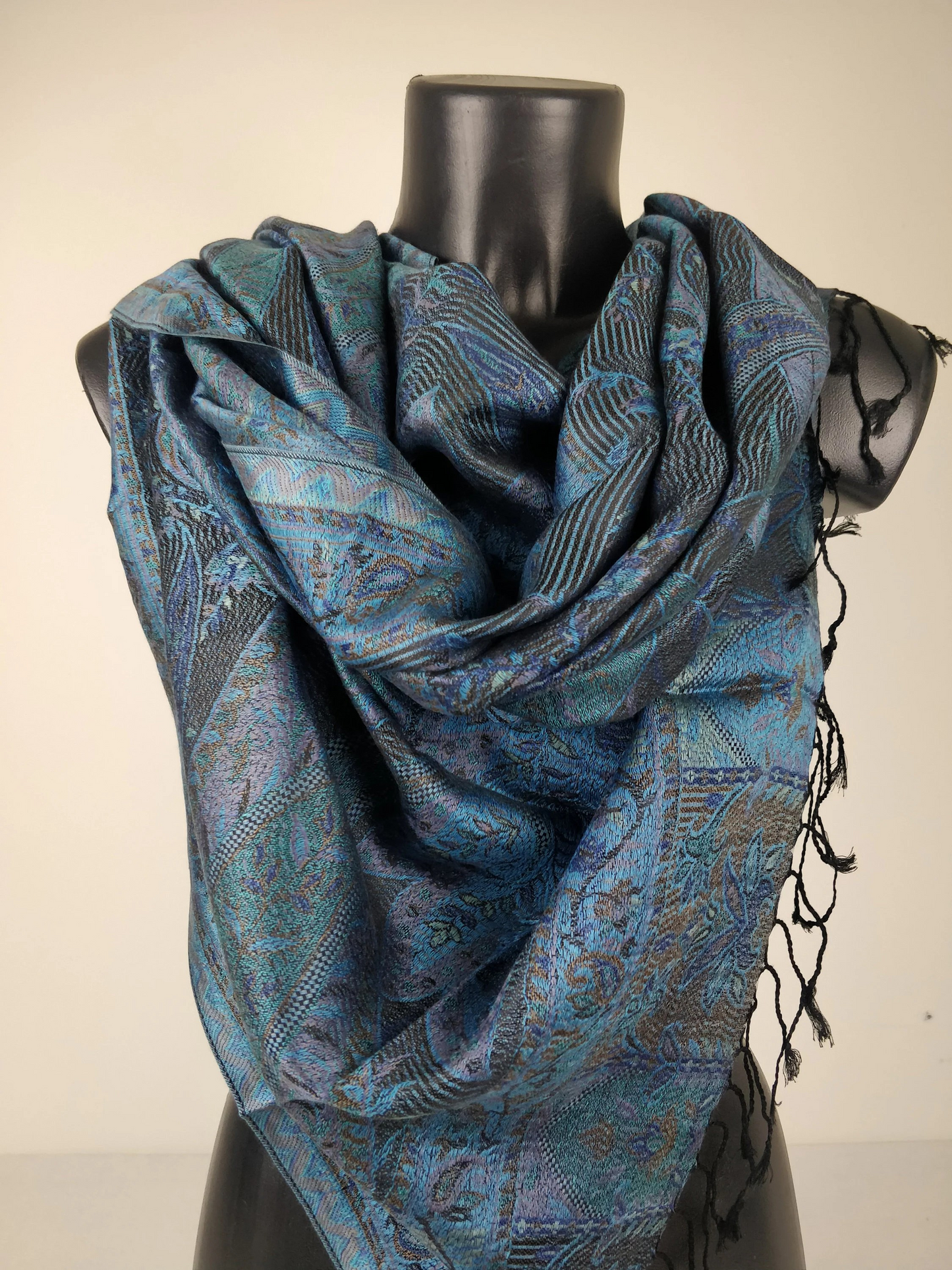 Wende-Mangal-Pashmina aus Modal/Seide. Schal mit blauen Paisleymustern.