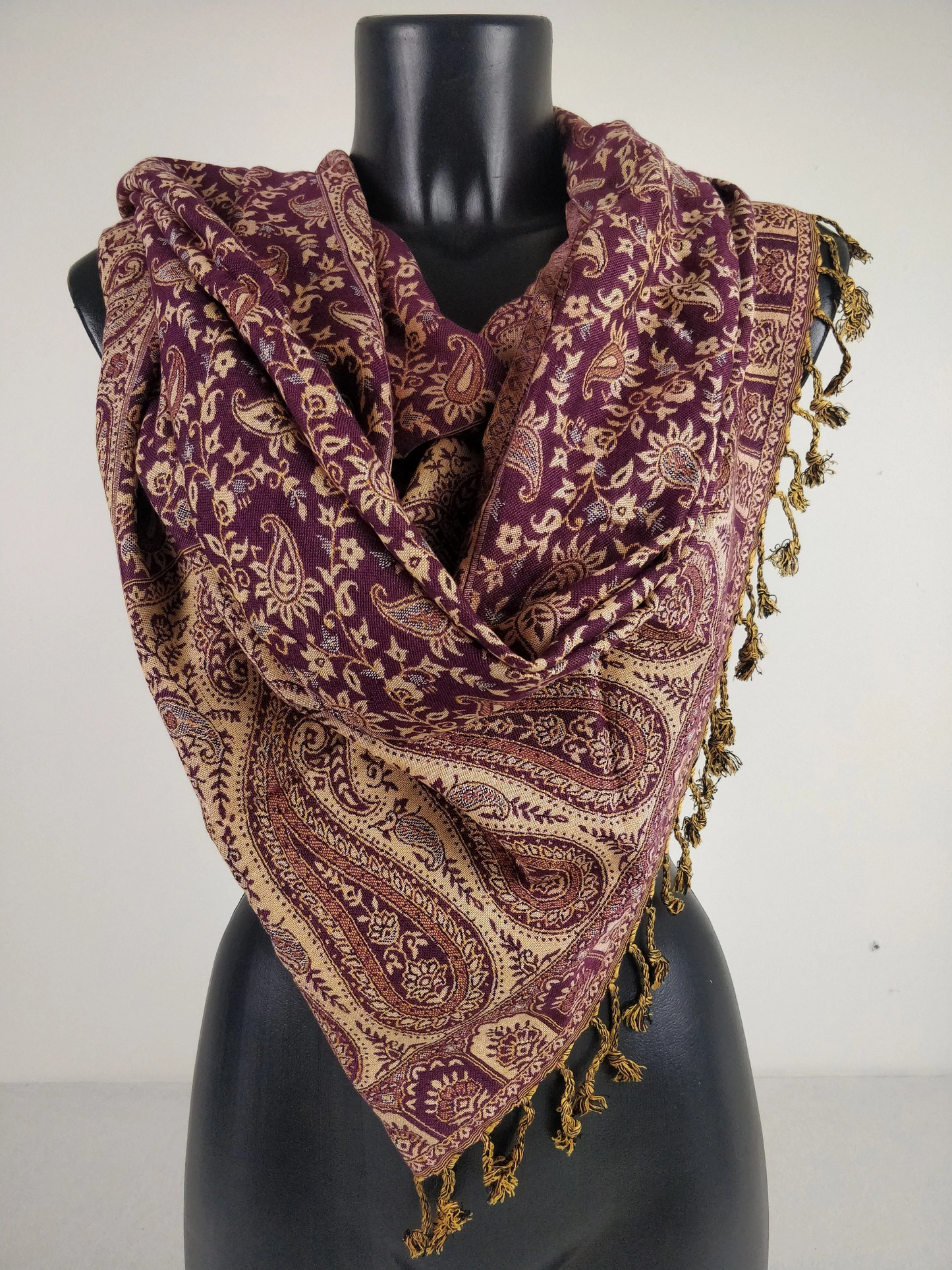 Pashmina réversible Sankya en viscose. Echarpe motif paisley pourpre.