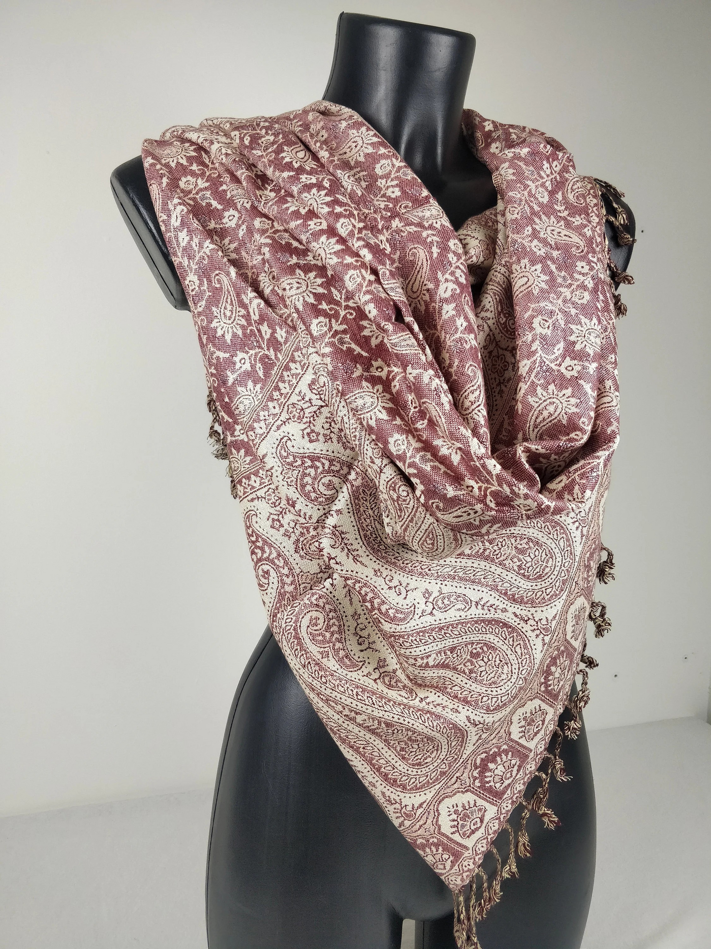 Pashmina réversible Sankya en viscose. Echarpe motif paisley violet.