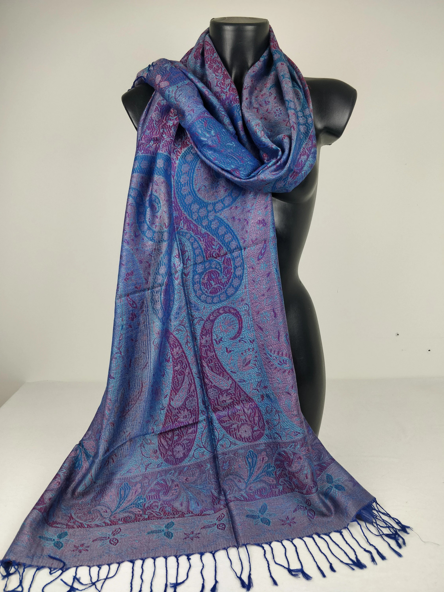 Pashmina Mangal réversible en modal / soie. Echarpe aux motifs paisley bleu.