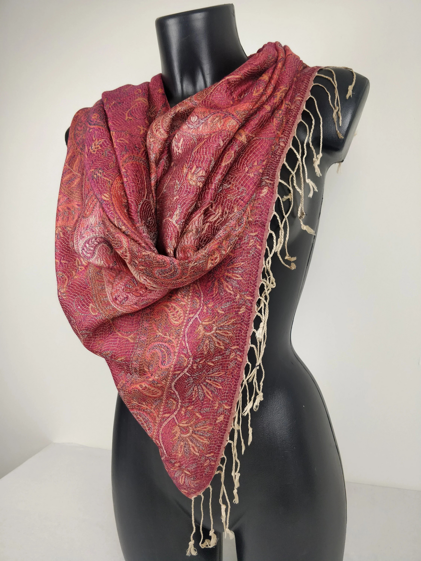 Pashmina Mangal réversible en modal / soie. Echarpe aux motifs fleuri rouge.