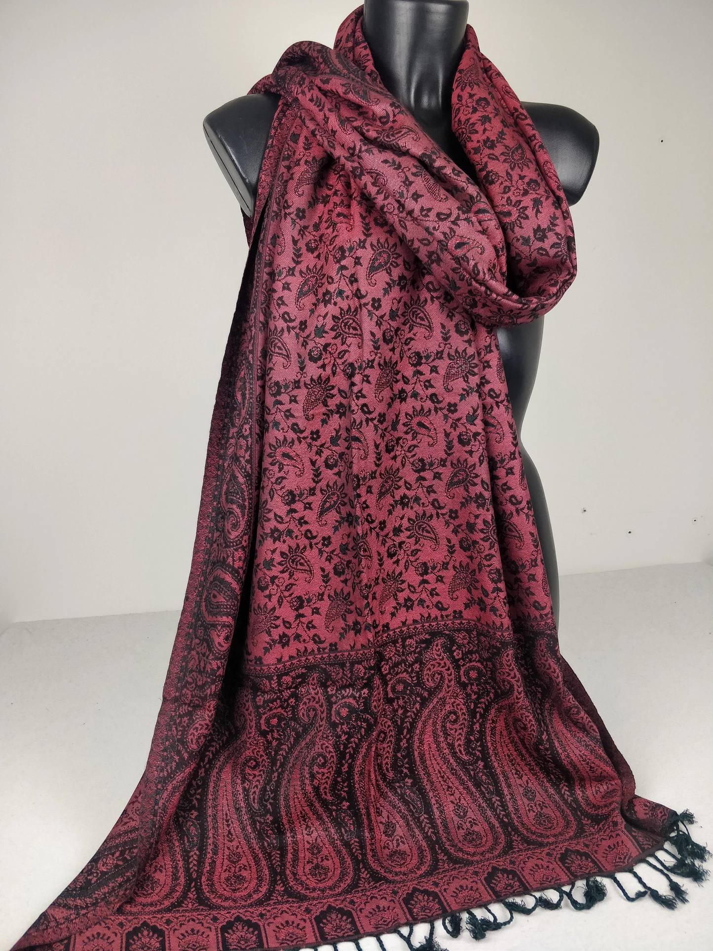 Pashmina réversible Sankya en viscose. Echarpe motif paisley noir et rouge.