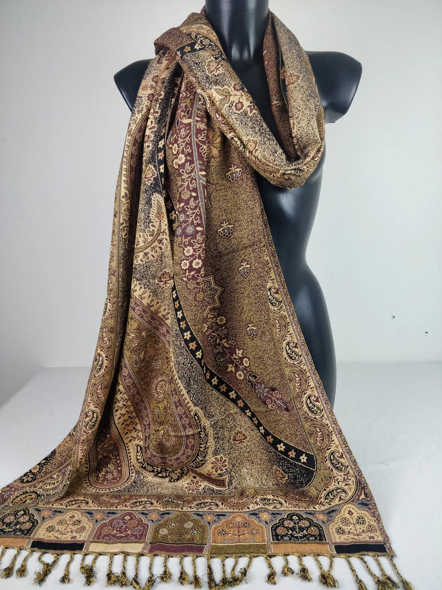 Vintage Hantra Pashmina aus Viskose. Wendeschal mit schwarzen und violetten Paisleymustern.