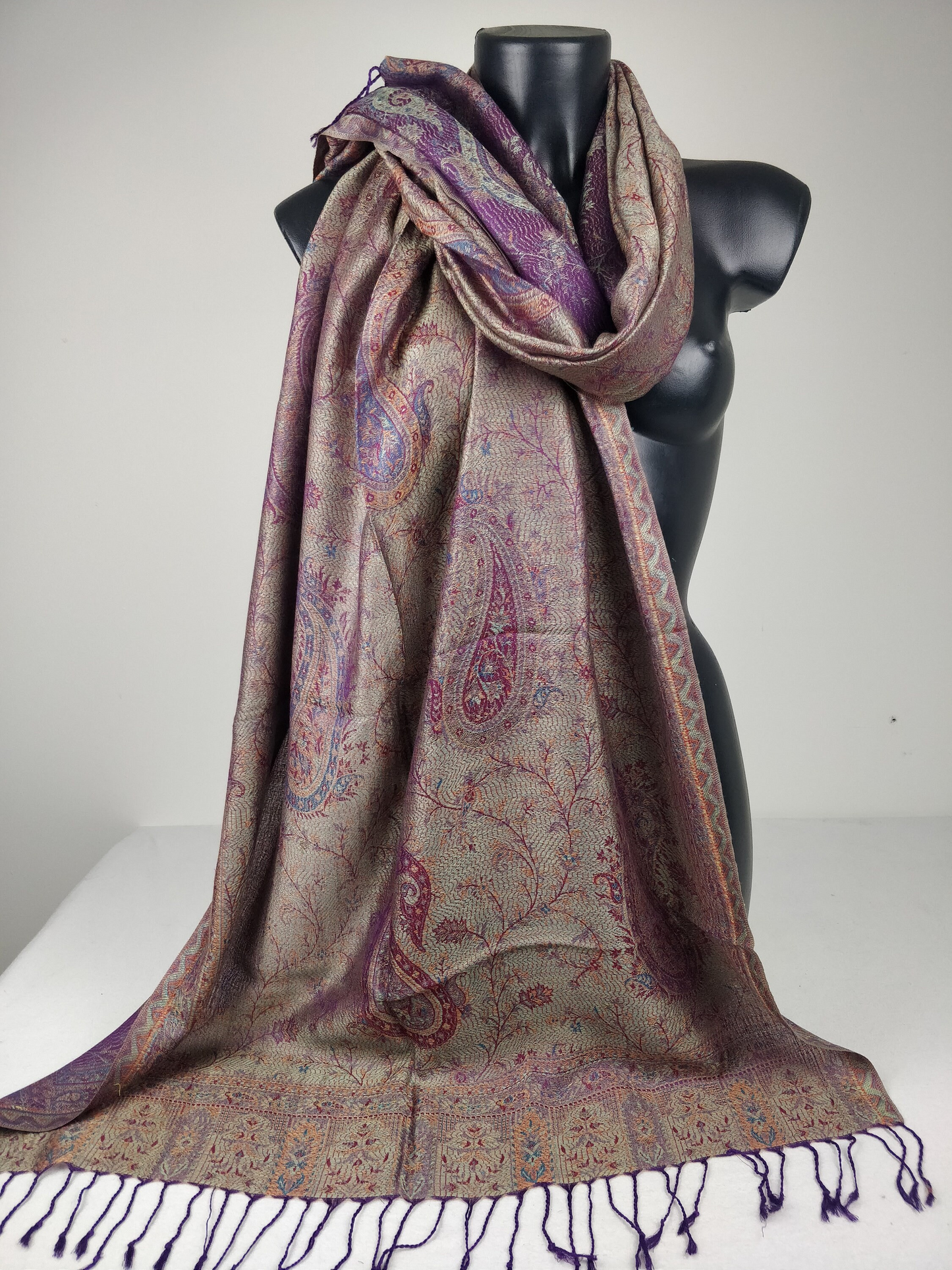 Wende-Mangal-Pashmina aus Modal/Seide. Lila Schal mit Paisley-Muster.