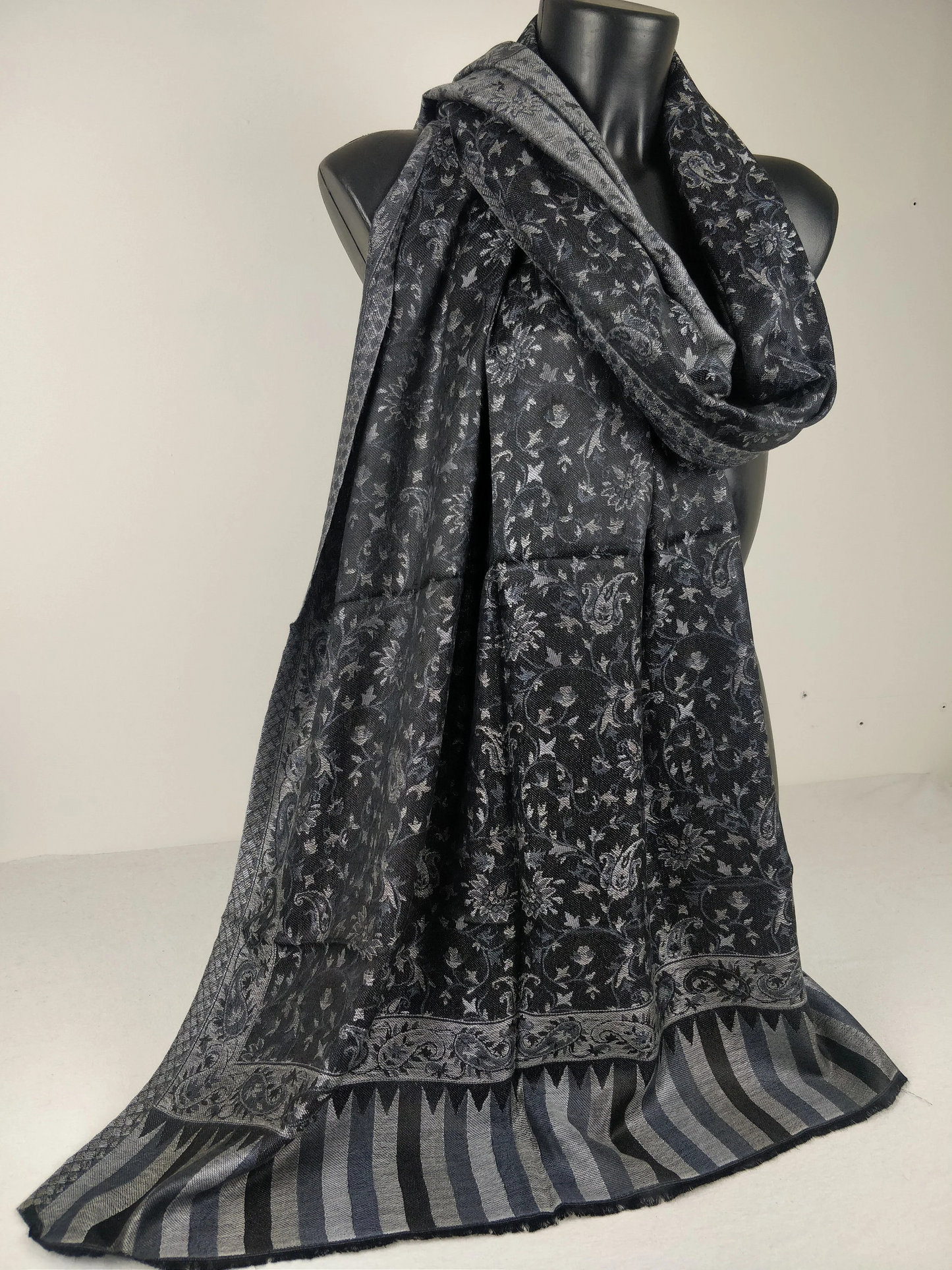 Pashmina Anjana réversible en modal. Echarpe motif paisley noir et gris.