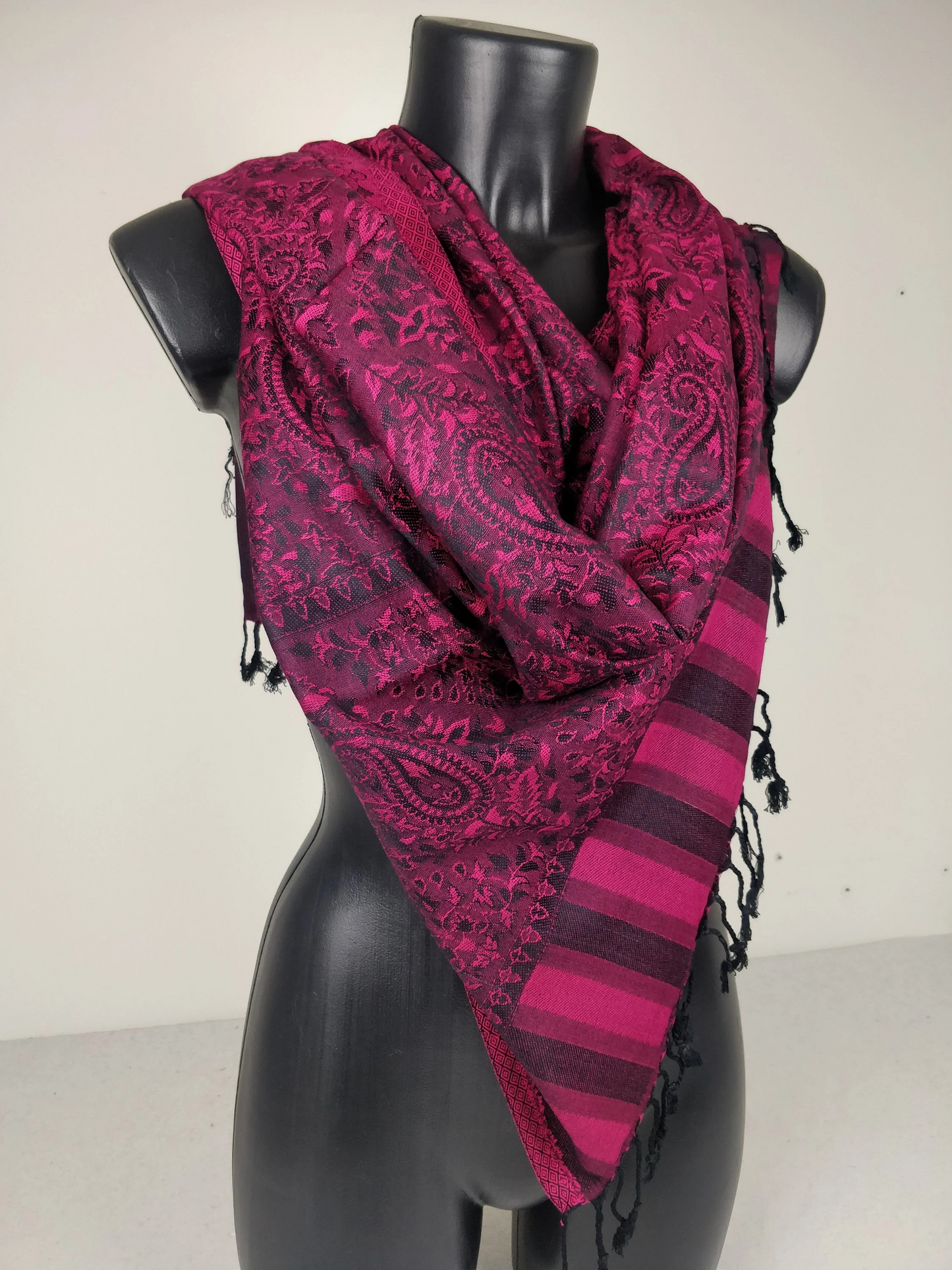 Pashmina Mangal réversible en modal / soie. Motif paisley fuchsia et noir.