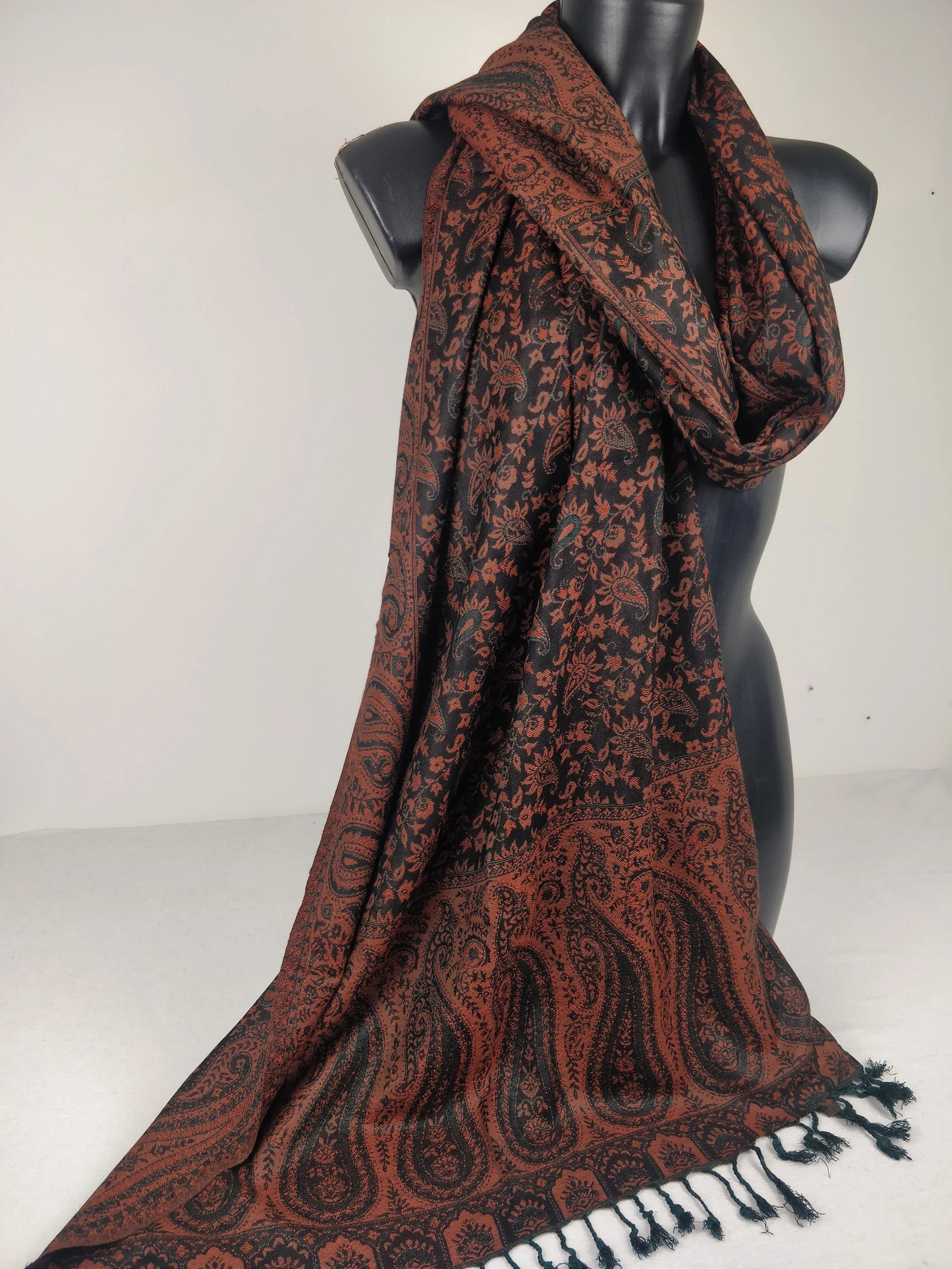 Pashmina réversible Sankya en viscose. Echarpe motif paisley marron, noir et vert.