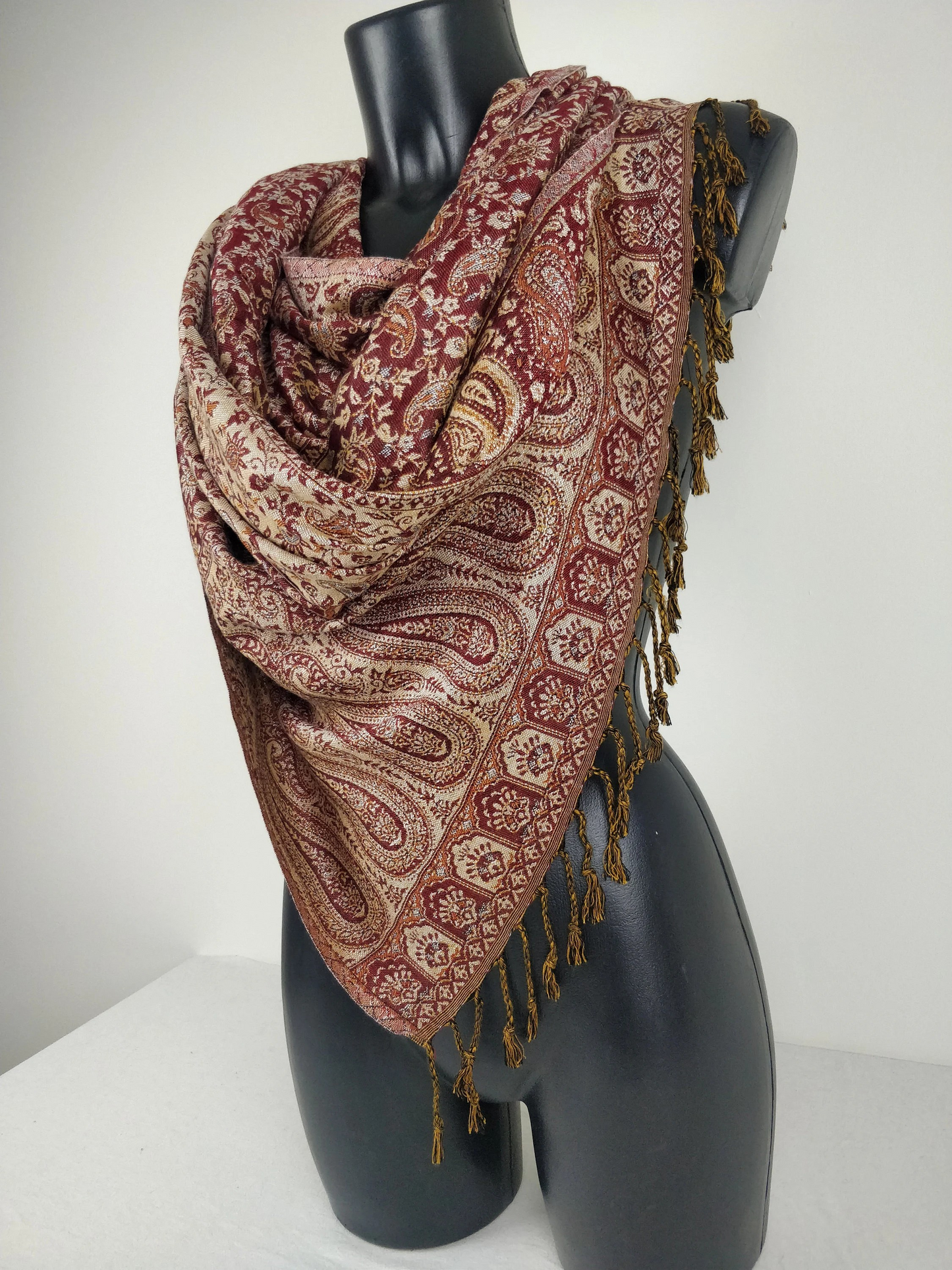 Pashmina réversible Sankya en viscose. Echarpe aux motifs paisley marron.