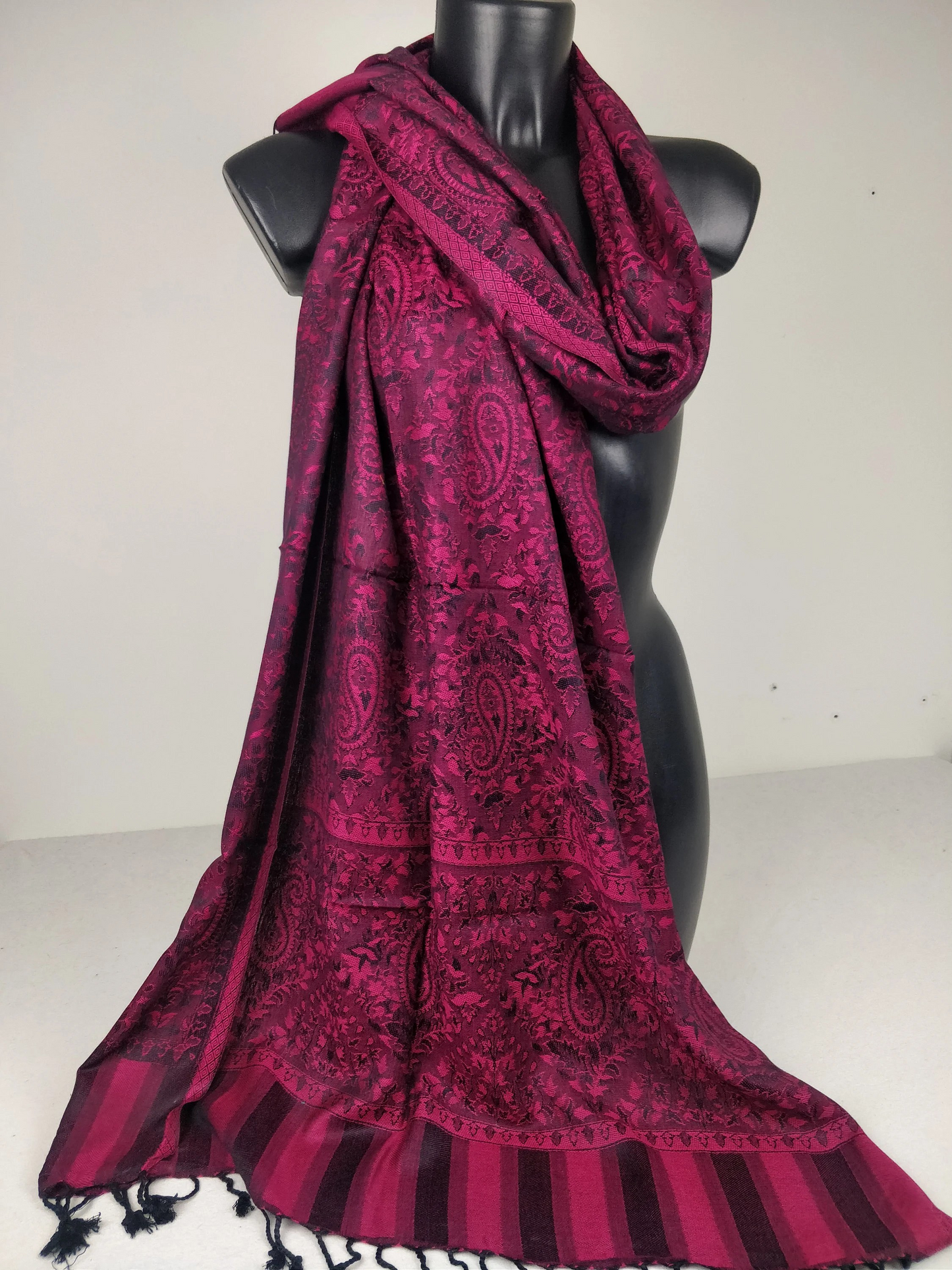 Pashmina Mangal réversible en modal / soie. Motif paisley fuchsia et noir.