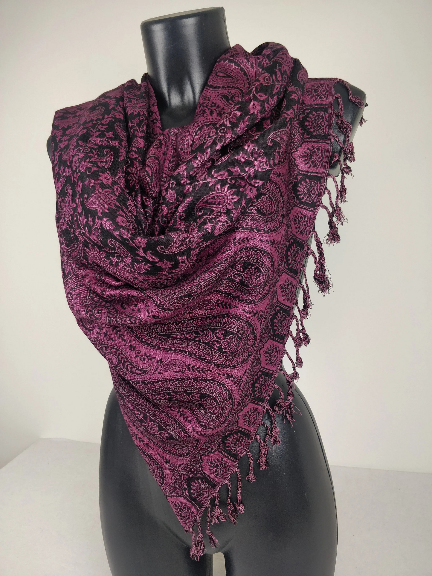 Pashmina réversible Sankya en viscose. Echarpe aux motifs paisley violet et noir.