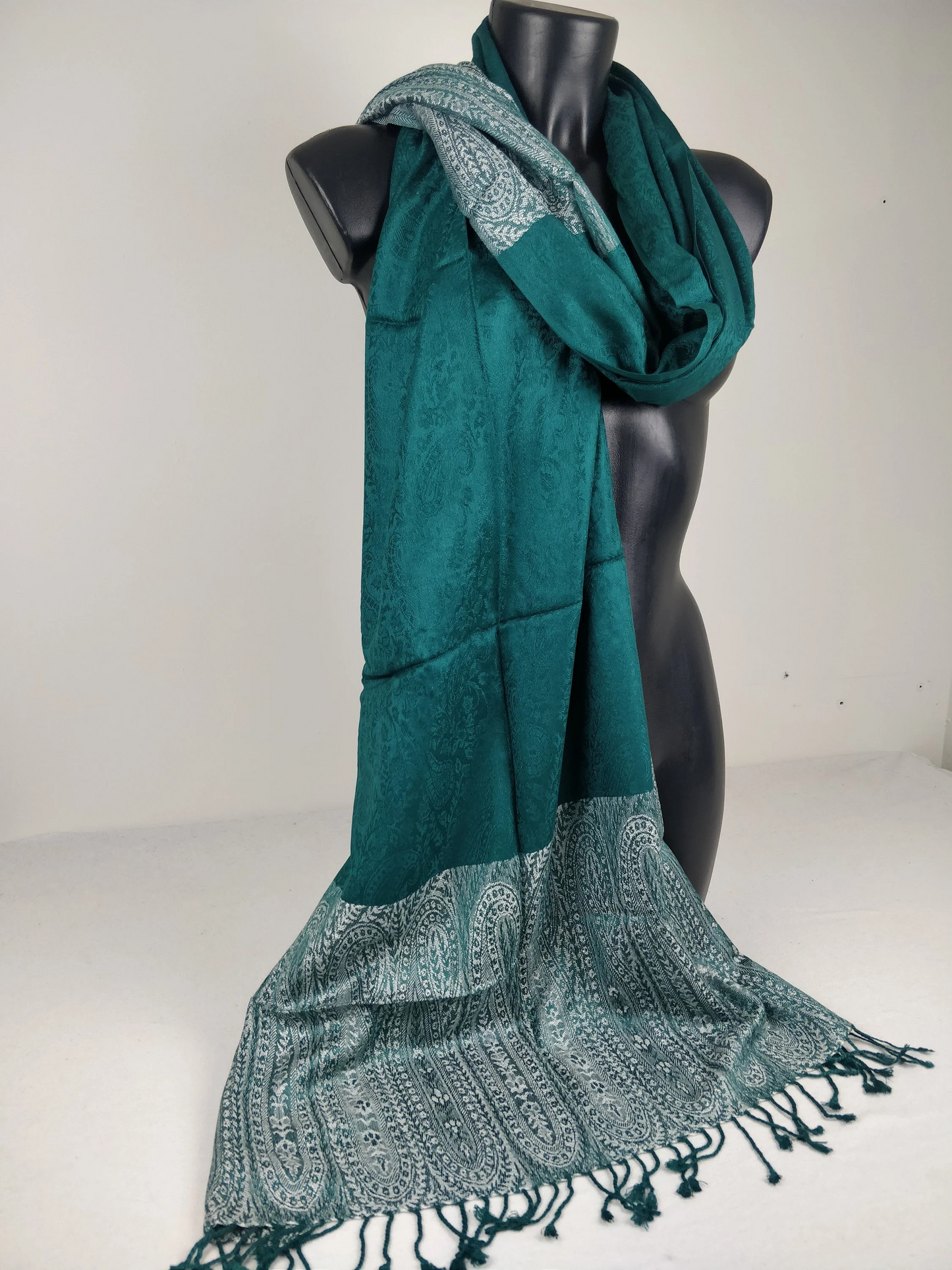 Pashmina Vaisana en viscose. Echarpe bicolore avec motifs paisley vert et blanc.