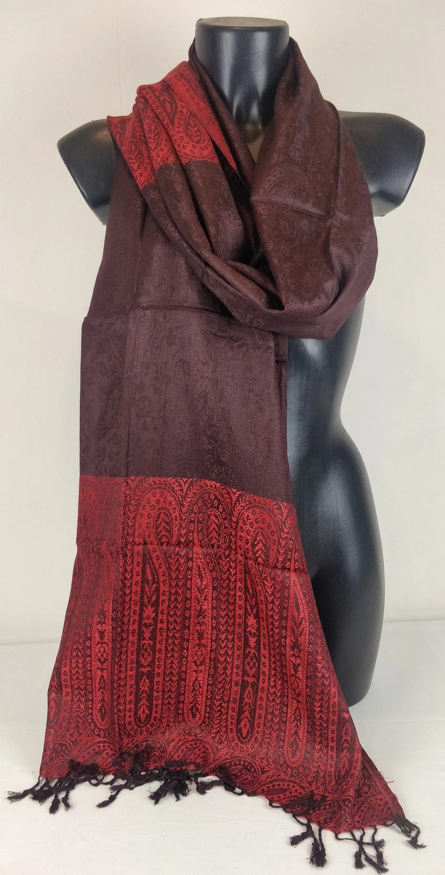 Zweifarbiger Vaisana-Pashmina aus Viskose. Braunes Paisley-Muster.