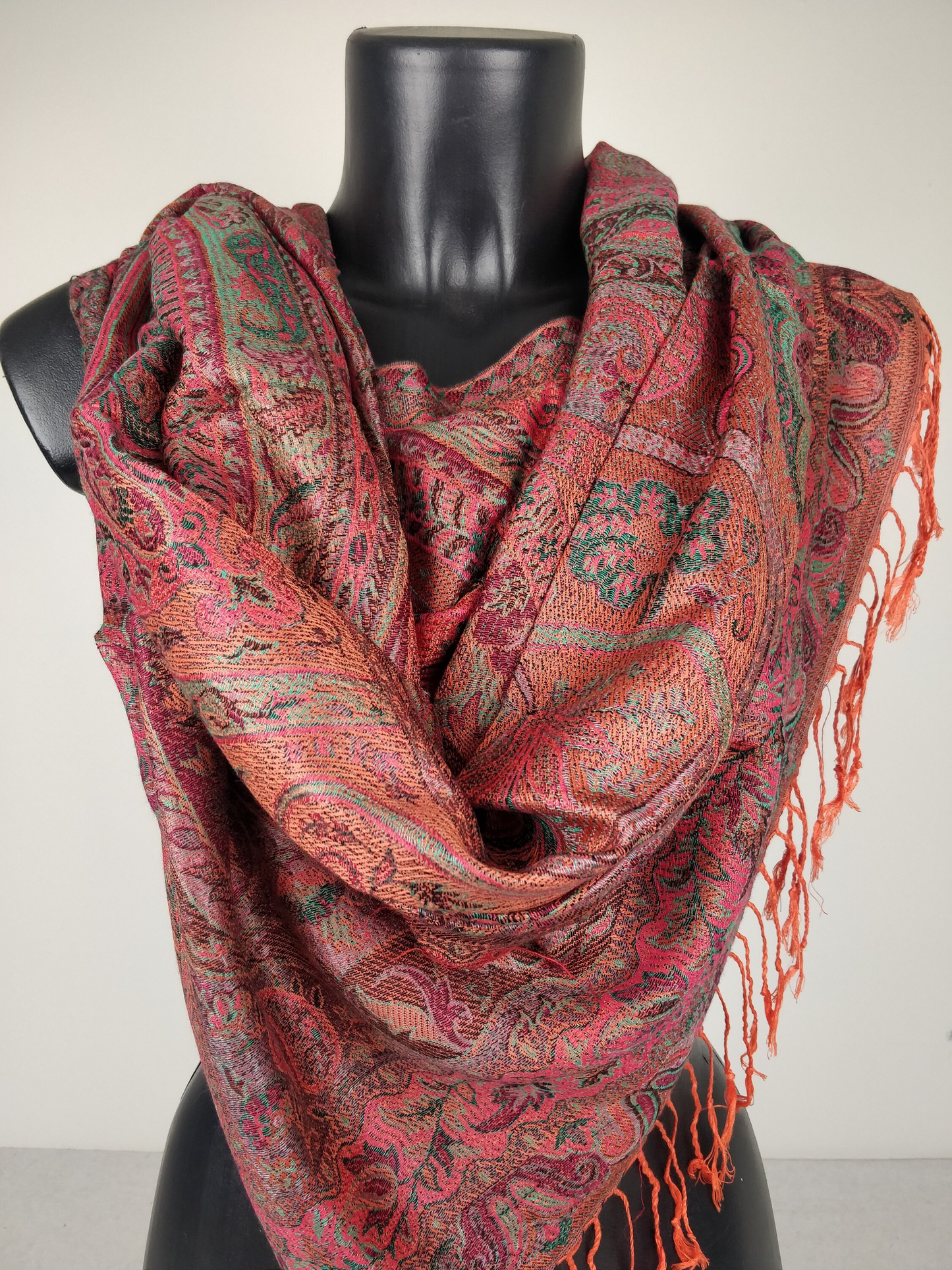 Wende-Mangal-Pashmina aus Modal/Seide. Roter Schal mit Paisleymuster.