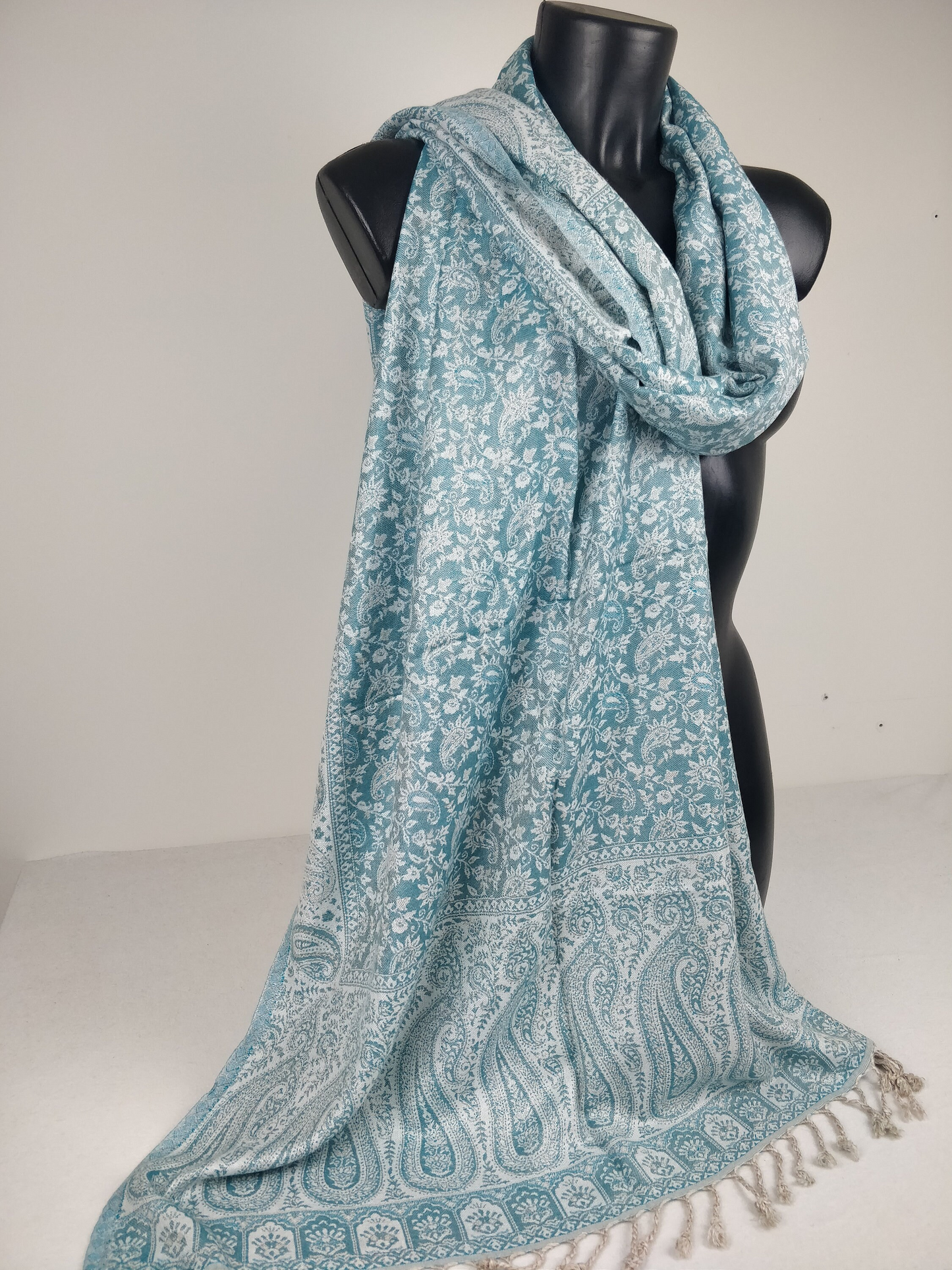 Sankya Wende-Pashmina aus Viskose. Blau-weißes Paisley-Muster.