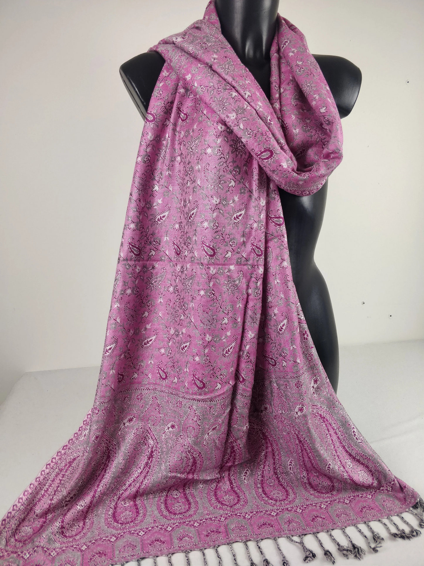 Pashmina Kheril réversible en viscose. Echarpe motifs paisley rose.