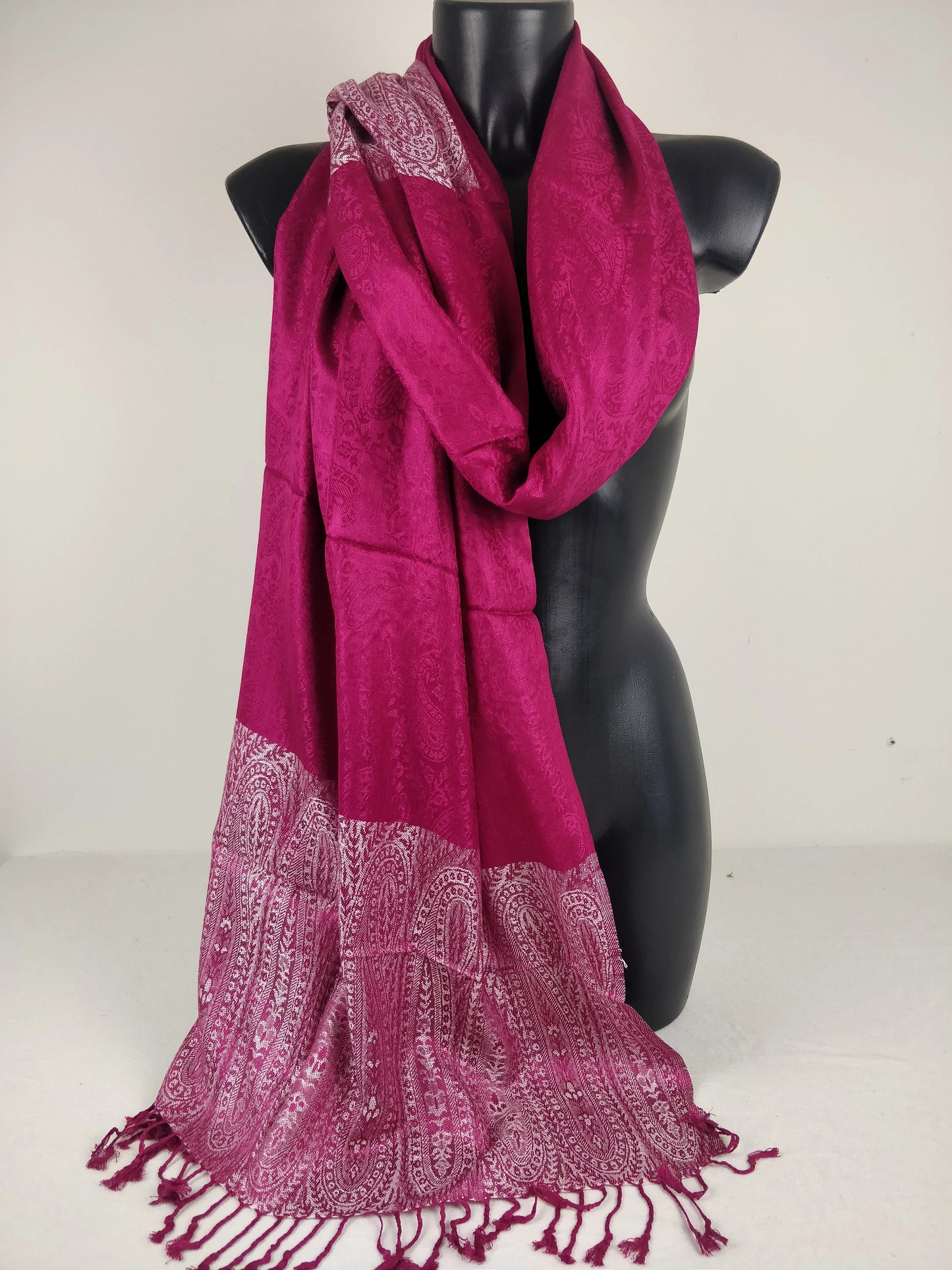 Pashmina Vaisana fuchsia en viscose. Echarpe bicolore avec motifs paisley.