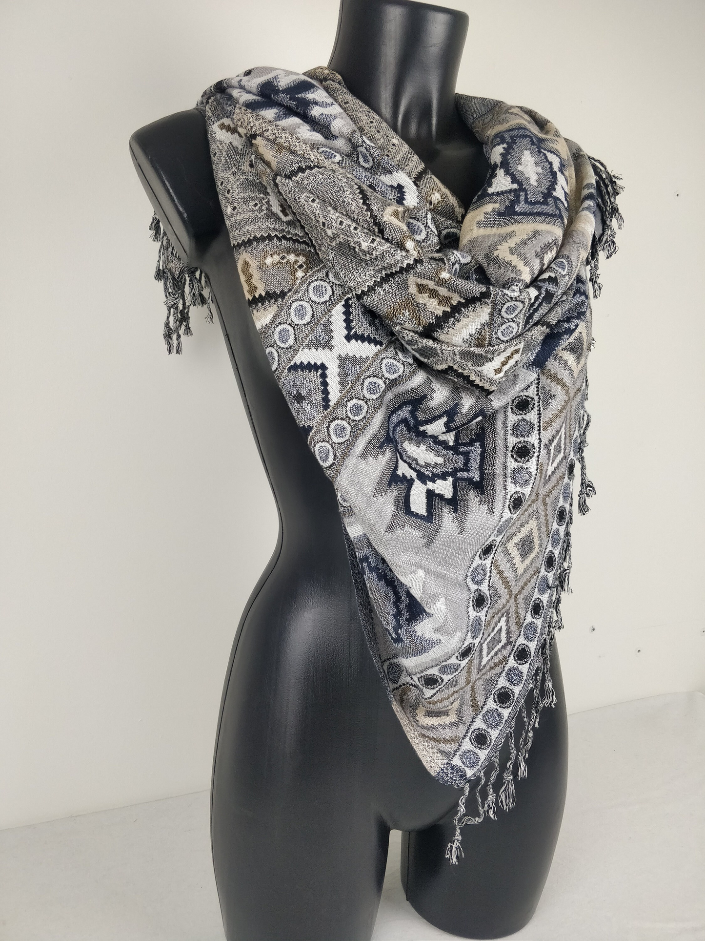 Pashmina Jyoti aus mehrfarbiger und reversibler Viskose. Inka-Muster, Blau- und Grautöne.