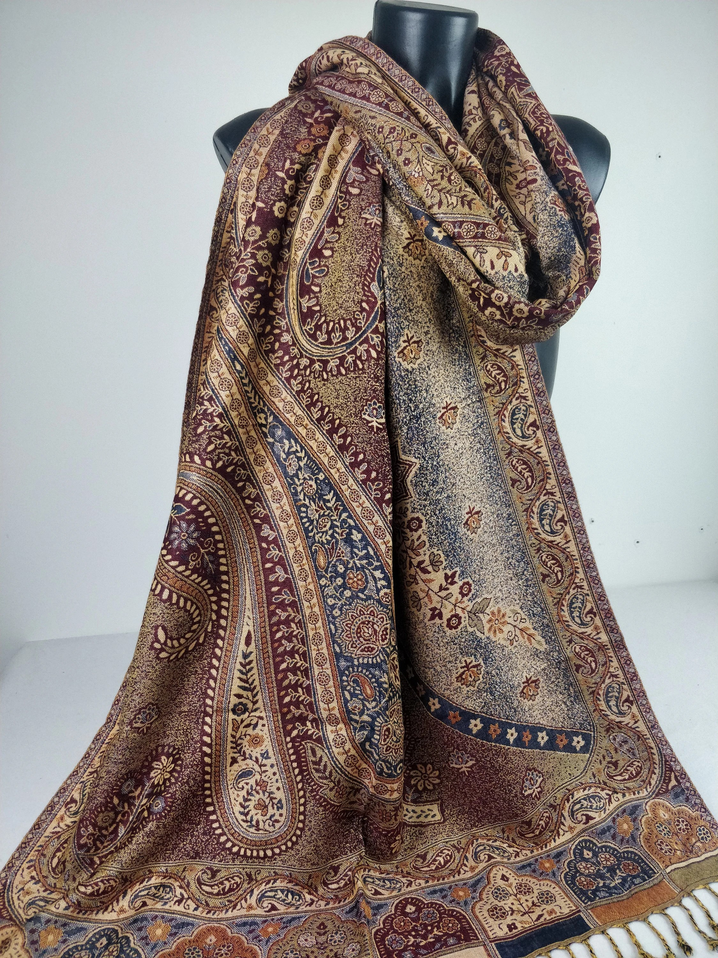 Pashmina vintage Hantra en viscose. Echarpe réversible aux motifs paisley.