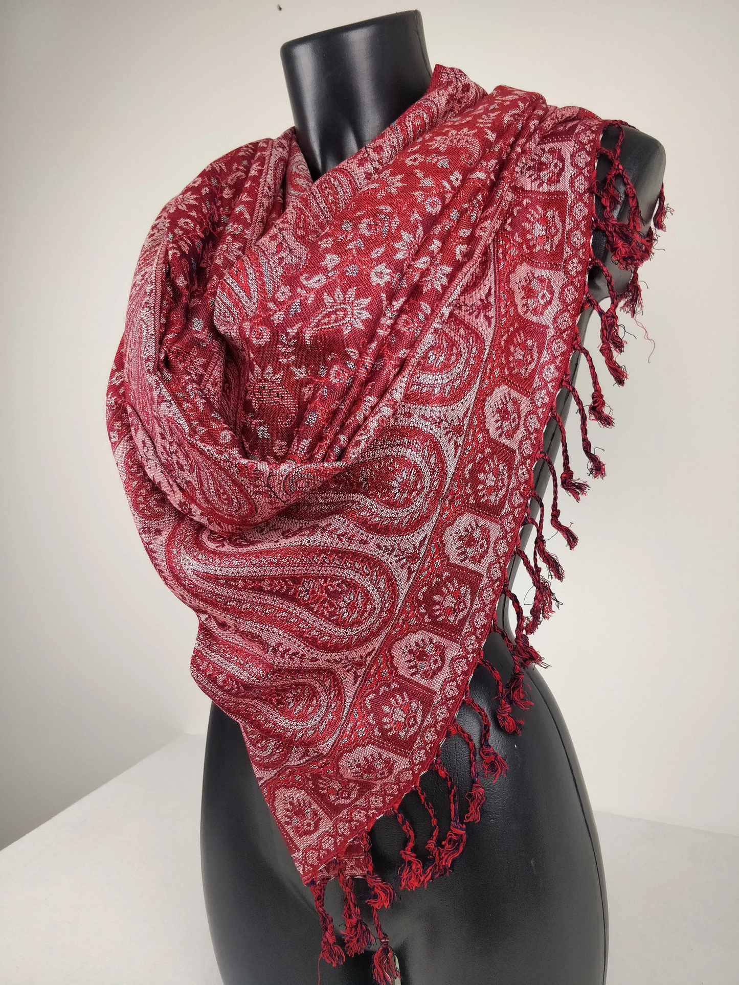 Pashmina réversible avec motifs paisley rouges et blancs, en viscose douce