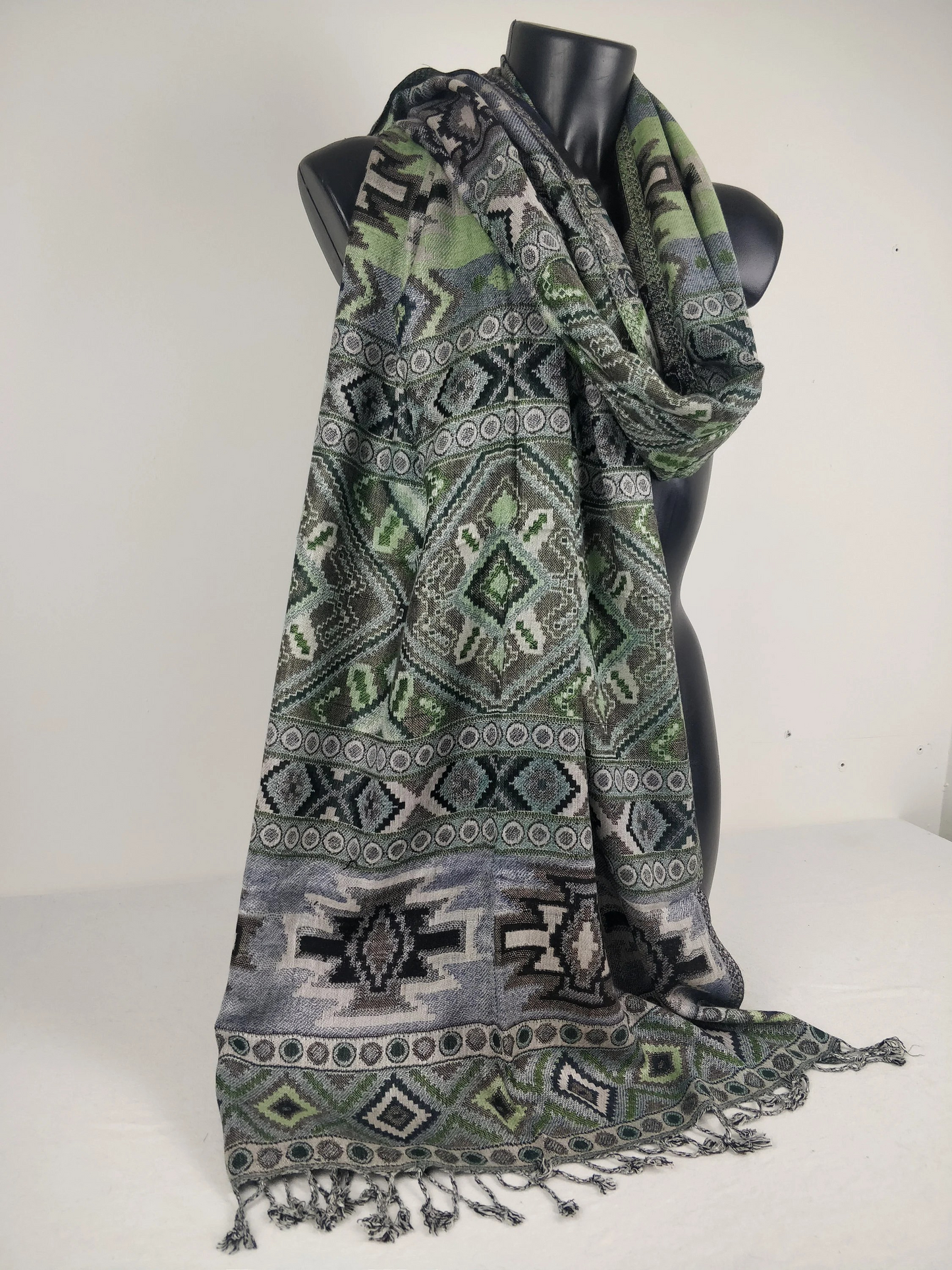 Pashmina Jyoti en viscose multicolore et réversible. Echarpe motif inca, tons vert.