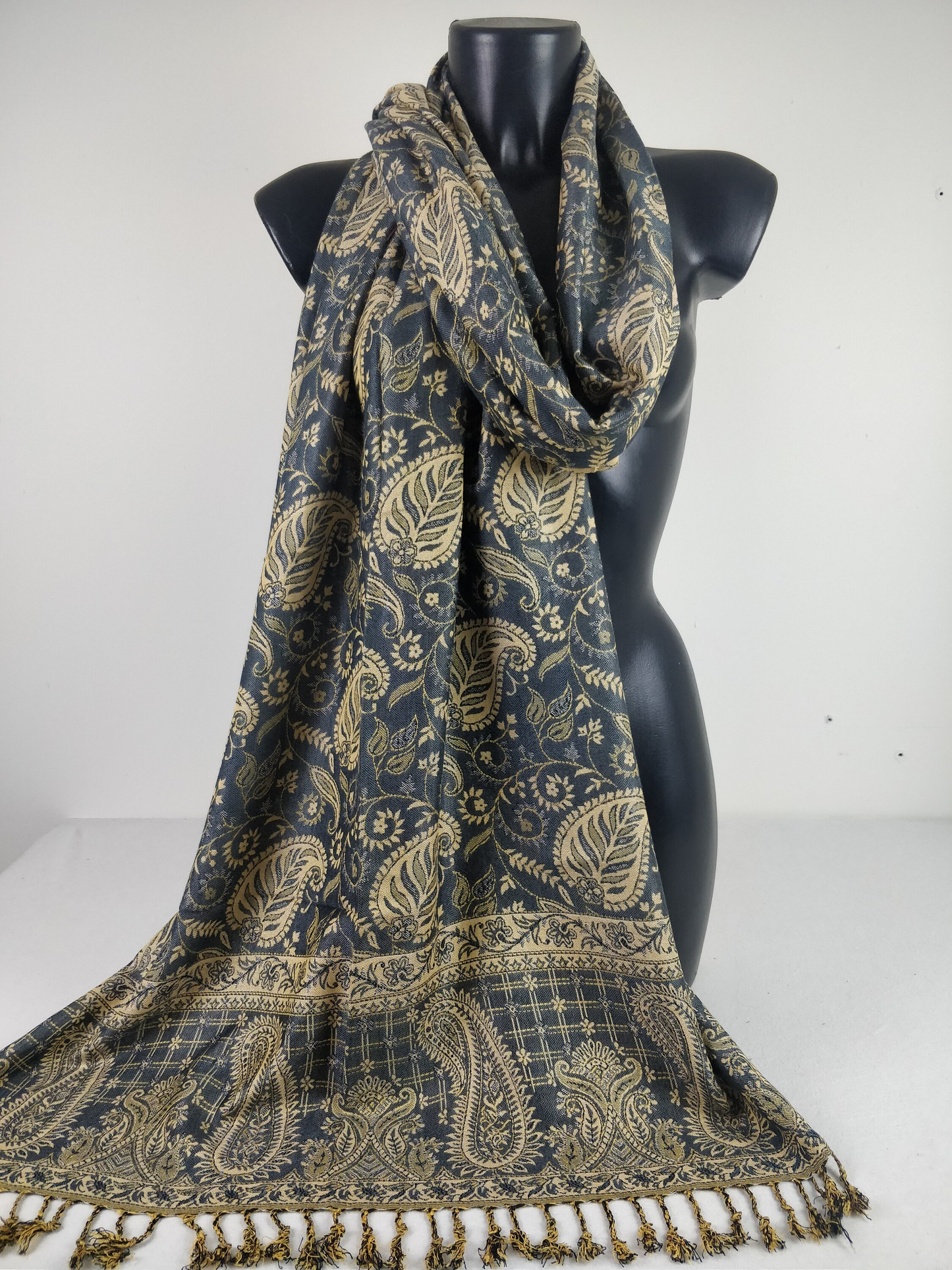 Pashmina Asoha réversible en viscose. Echarpe motif paisley gris.