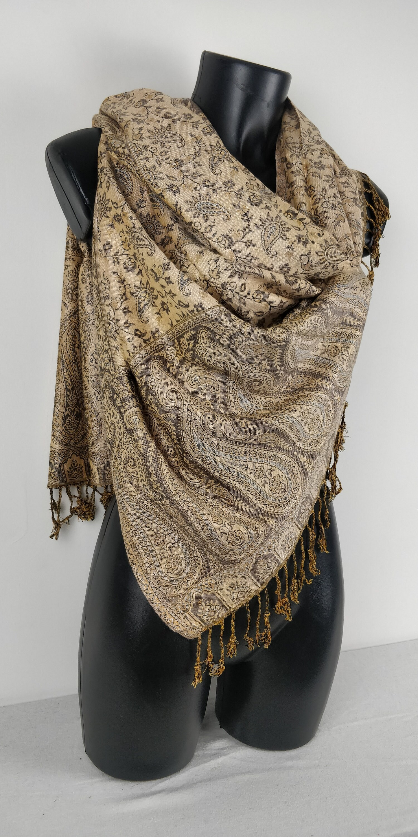 Pashmina réversible Sankya en viscose. Echarpe aux motifs paisley marron et blanc.